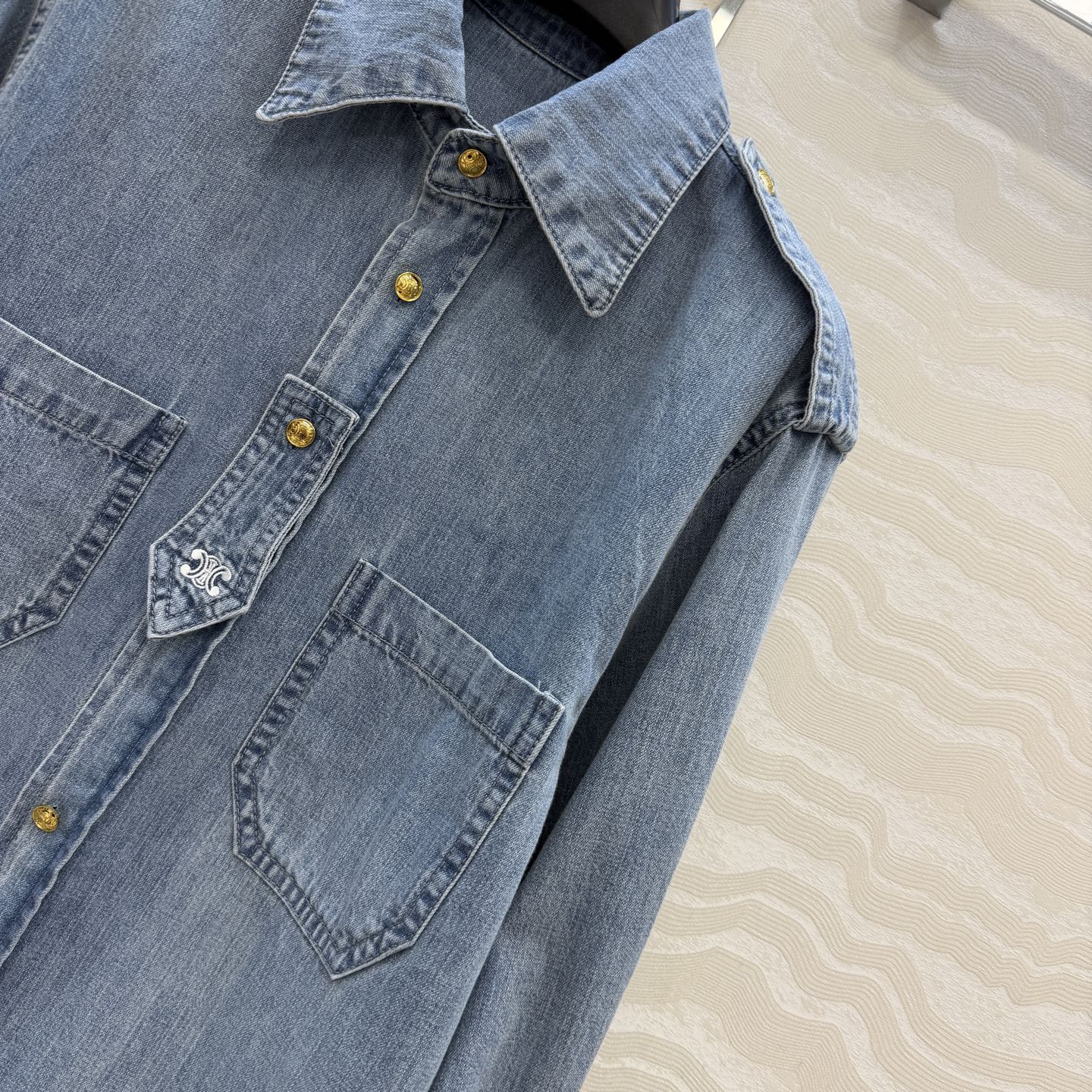 高端原单品质❤️CE时髦精穿搭！夏日丹宁牛仔衬衫外套！定位刺绣字母领襟装饰，超爱知识分子时髦风！气质翻领