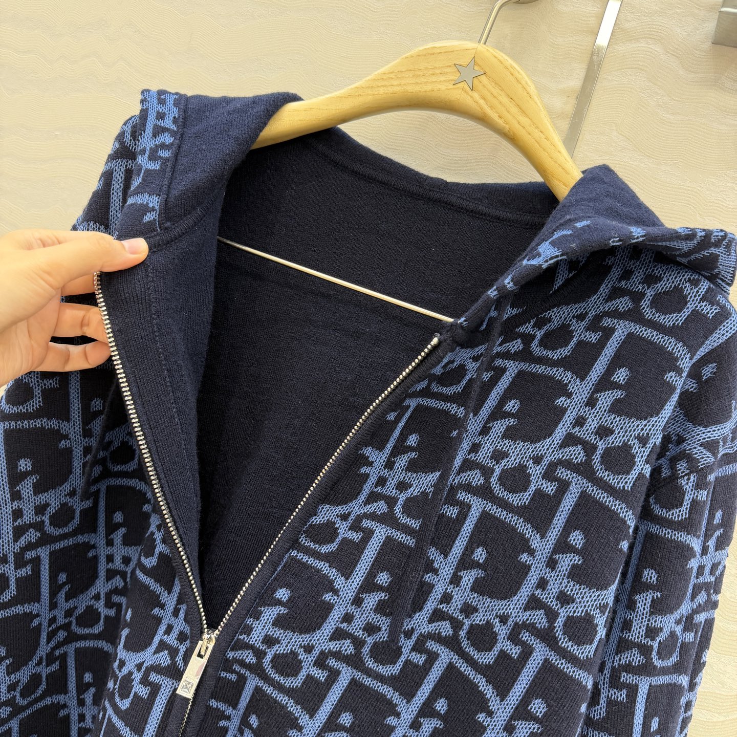 高端原单品质，MissD针织🧶连帽外套！立体双织logo工艺原版定制进口纱线！减龄气质经典版型百搭不挑人