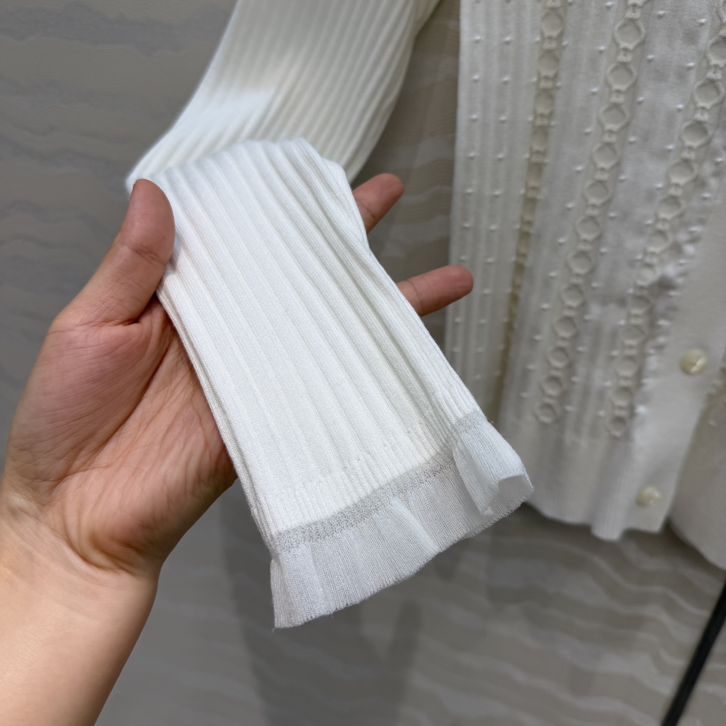 高端原单品质，H高智感穿搭，气质小花边领提花针织长袖开衫！坑条修身双织巨显瘦的版型。进口蚕丝纯棉纱线细腻