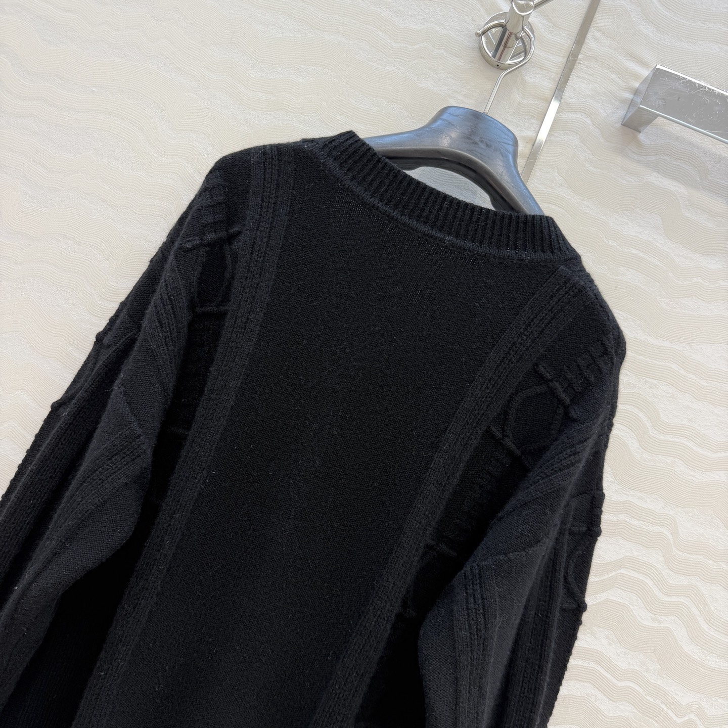 高端原单品质，H26早秋新品！定位绞花羊绒开衫外套。进口羊线纱线细腻柔软的手感无敌赞！立体提花图案低调奢