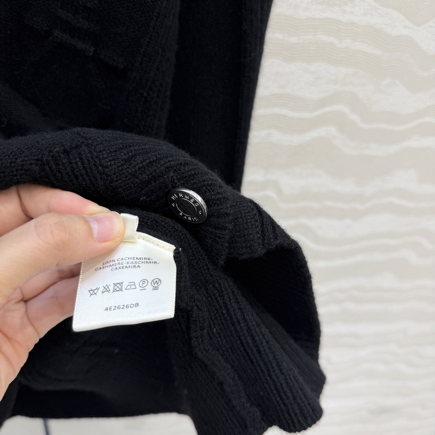 高端原单品质，H26早秋新品！定位绞花羊绒开衫外套。进口羊线纱线细腻柔软的手感无敌赞！立体提花图案低调奢