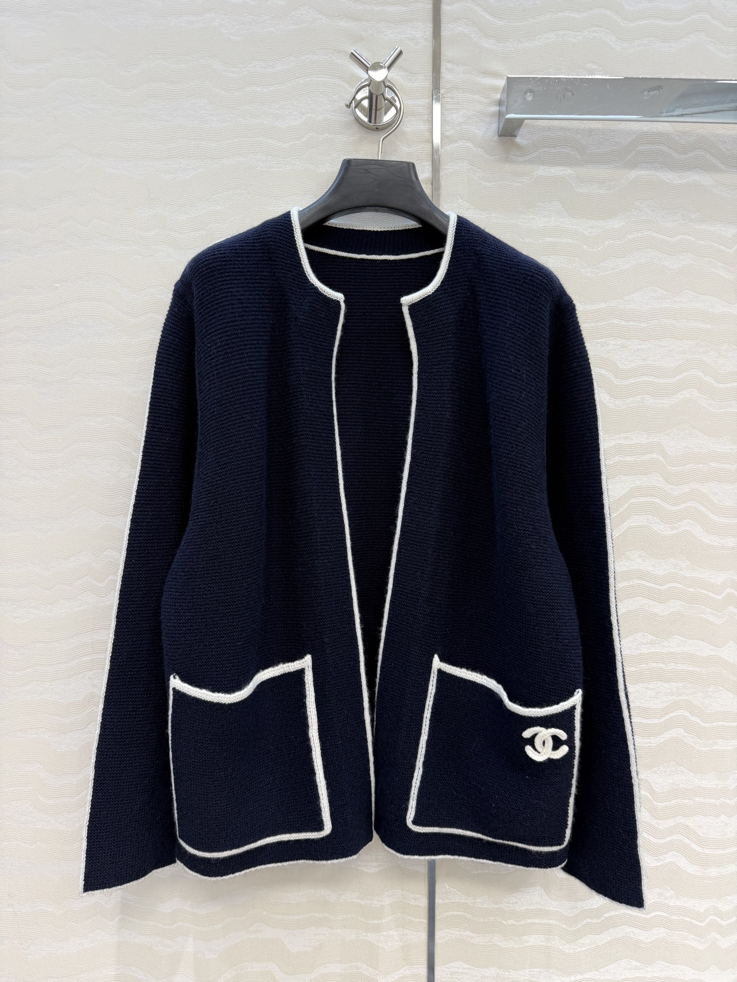 高端原单品质❤️26c早春新品，Coco美式学院风外套。定制立体牙刷绣徽章口袋非常有氛围感减龄穿搭！文艺