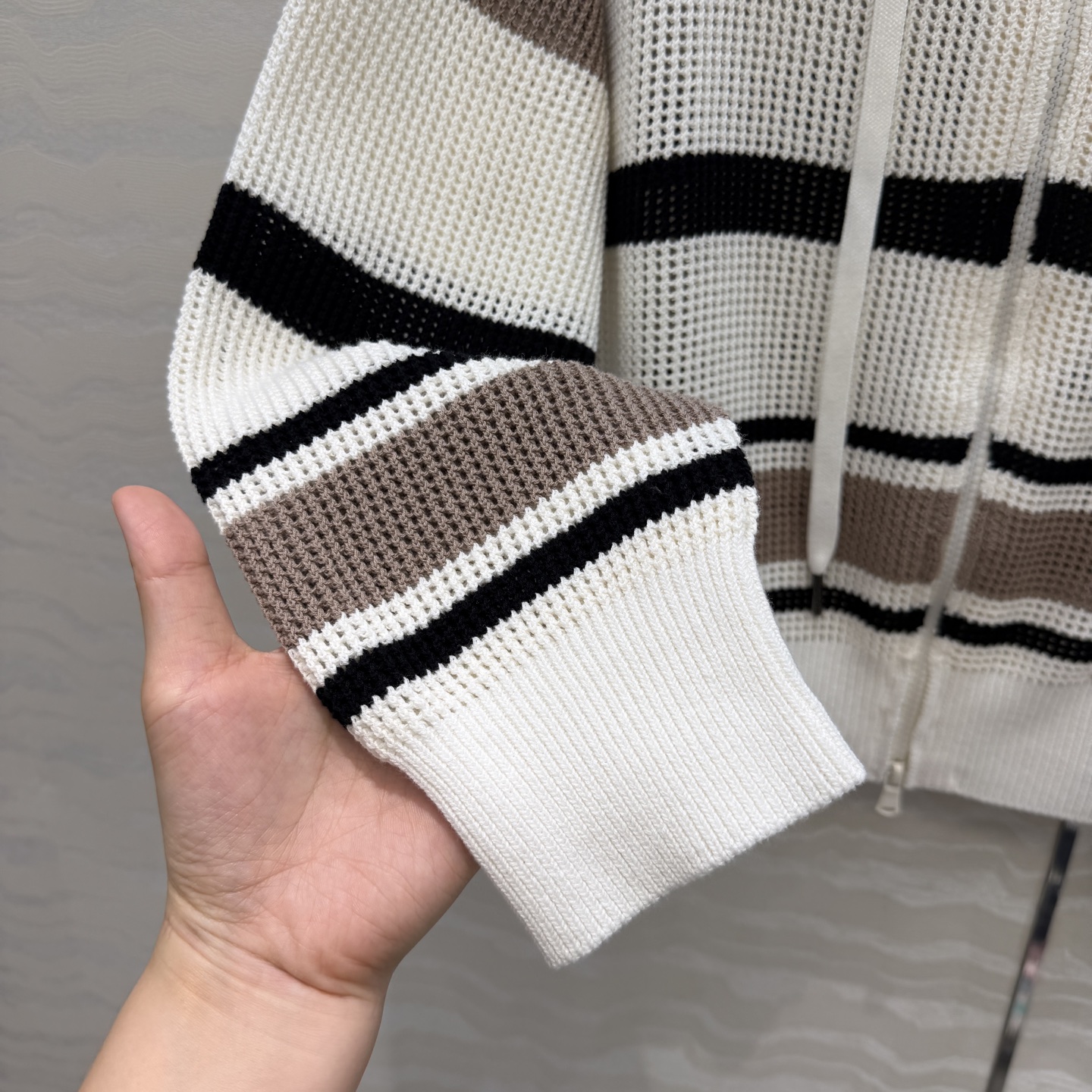 高端原单品质🍒行走的高定 Bc老钱风穿搭，撞色条纹落肩连帽小外套。定位配色条纹缕空工艺，慵懒自在的氛围感