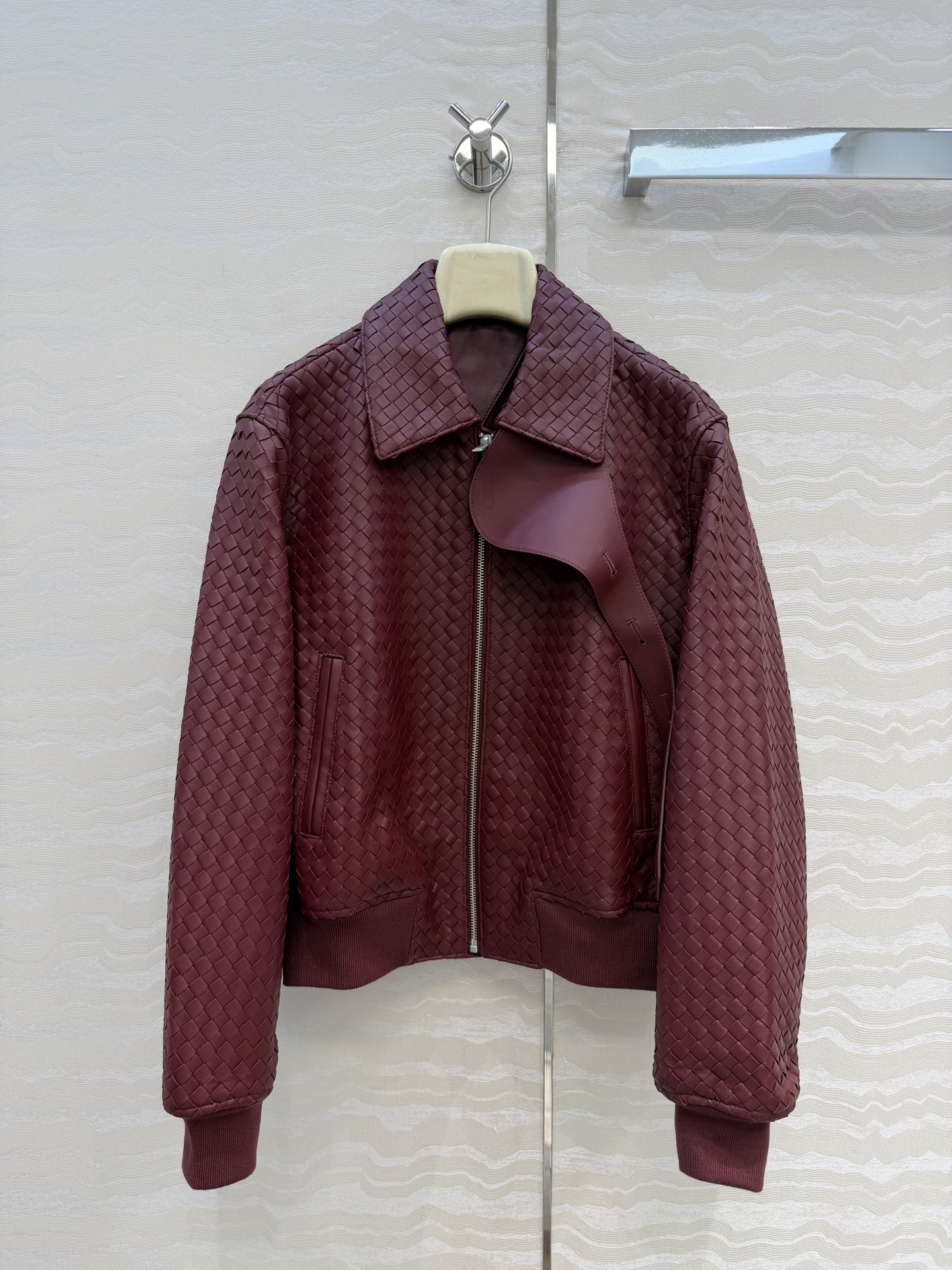 NO:892154,High-end original quality BV fashionable outfit!  Retro modern leather jacket with heavy weaving craftsmanship!  Silhouette baseball jacket!  Imported lambskin weaving technology, the leather feels oily, soft and delicate!  I love the retro American college style classic design!  A casual and casual style, with a fashionable and high-end temperament!  The perfect fit and sexy upper body!  Strong self-retention!  Two colors S-L. Size M has shoulder width 47, bust 118, length 56., Bottega Veneta - Clothing,bottega veneta,bottega veneta,jackets & coats,jackets & coats,leather jacket,sheepskin,19860909高端原单品质BV时髦精穿搭！重工编织工艺复古摩登夹克皮衣！廓形棒球夹克外套！进口小羊皮编织工艺,皮质肉感油润柔软又细腻！复古美式学院风经典设计超级大爱！又A又飒随性的慵懒风,气质时髦又高级！完美版型上身又A又飒！强烈自留款！两色S-L码.M码肩宽47,胸围118,衣长56.,葆蝶家-服装,bottega veneta,bottega veneta,jackets & coats,jackets & coats,leather jacket,sheepskin,,Women's clothing