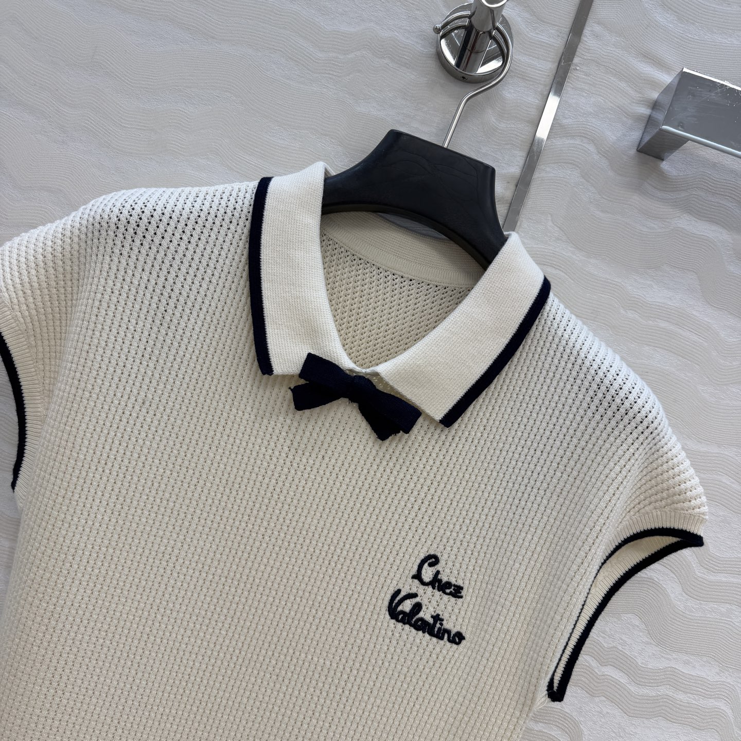 原单品质❤️V系少女穿搭，赵露思同款。时髦尖子生减龄彼得领小蝴蝶结领坎肩针织连衣裙！18针进口纯棉纱线！
