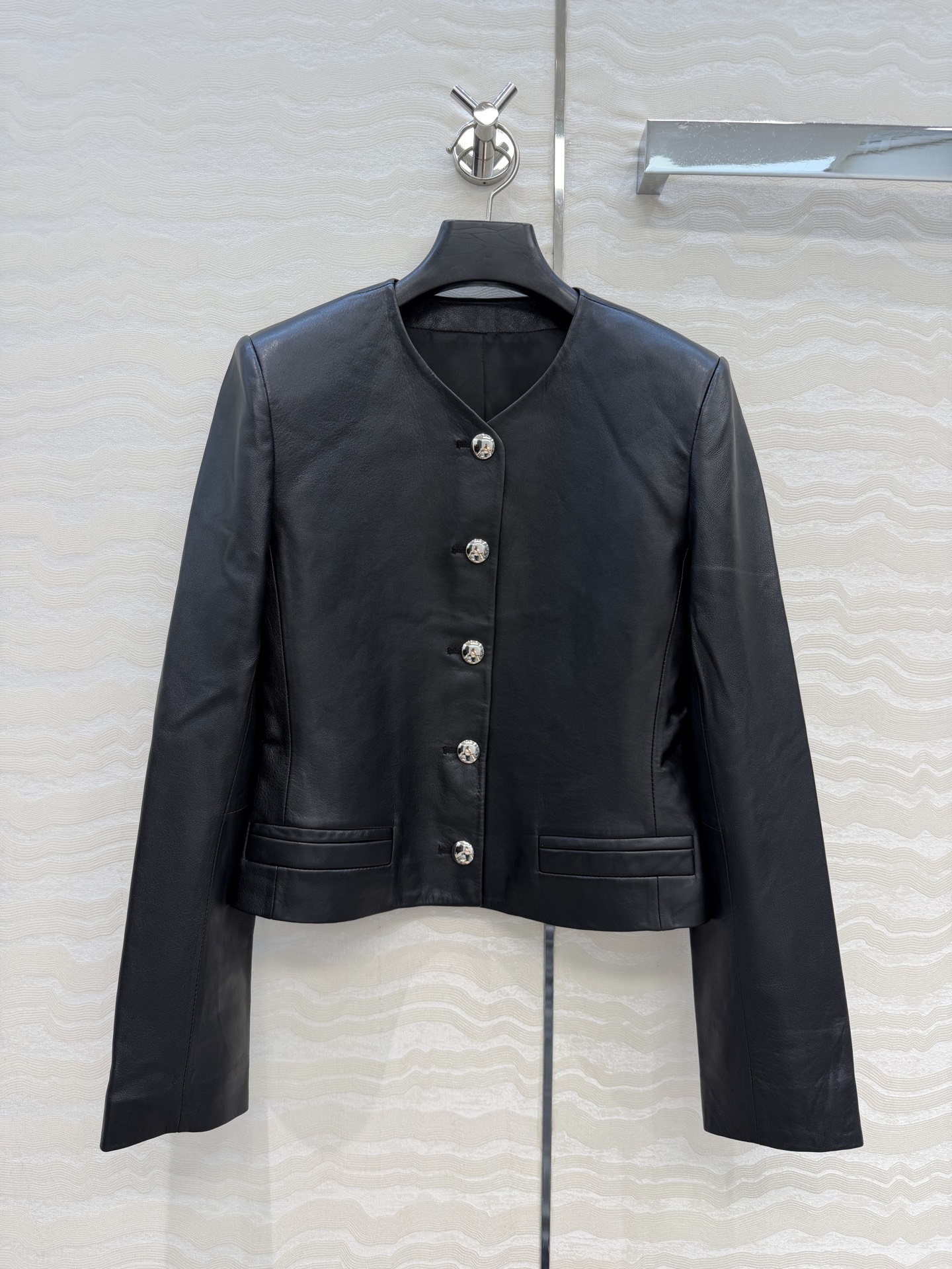 NO:946276,High-end original quality KH high-intellectual wear!  Leather jacket with small waist and metal buckle!  Top-grade sheepskin imported from New Zealand, classic short V-neck waist design, high-end, fashionable and handsome!  The upper body looks slim!  The three-dimensional tailoring is versatile and easy to choose. Customized five-metal accessories!  Perfect workmanship quality depends on the details. Three colors of 3 sizes. Size 38 has a shoulder width of 40, a bust of 88, and a length of 51. Women's clothing, jackets & coats, leather jacket, sheepskin,19860909高端原单品质KH高智感穿搭！小蛮腰金属扣夹克皮衣！新西兰进口顶级绵羊皮,经典短款V领收腰设计高级时髦又帅气！上身巨显瘦！立体裁版型百搭不挑人.定制五金属配件！完美做工品质看细节.三色3码.38码肩宽40,胸围88,衣长51.,女装,jackets & coats,leather jacket,sheepskin,,Women's clothing