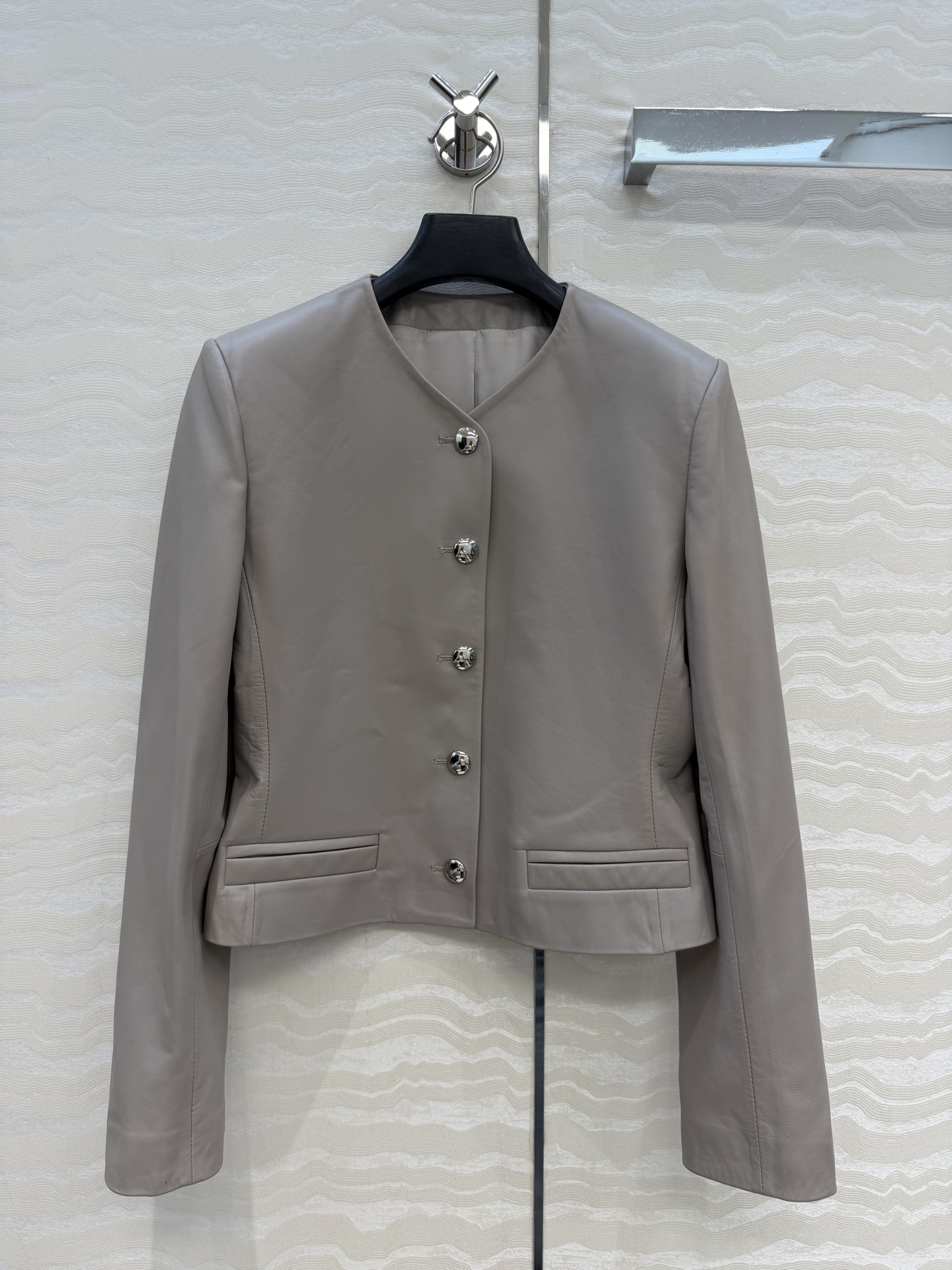 NO:927085,High-end original quality KH high-intellectual wear!  Leather jacket with small waist and metal buckle!  Top-grade sheepskin imported from New Zealand, classic short V-neck waist design, high-end, fashionable and handsome!  The upper body looks slim!  The three-dimensional tailoring is versatile and easy to choose. Customized five-metal accessories!  Perfect workmanship quality depends on the details. Three colors of 3 sizes. Size 38 has a shoulder width of 40, a bust of 88, and a length of 51. Women's clothing, jackets & coats, leather jacket, sheepskin,19860909高端原单品质KH高智感穿搭！小蛮腰金属扣夹克皮衣！新西兰进口顶级绵羊皮,经典短款V领收腰设计高级时髦又帅气！上身巨显瘦！立体裁版型百搭不挑人.定制五金属配件！完美做工品质看细节.三色3码.38码肩宽40,胸围88,衣长51.,女装,jackets & coats,leather jacket,sheepskin,,Women's clothing