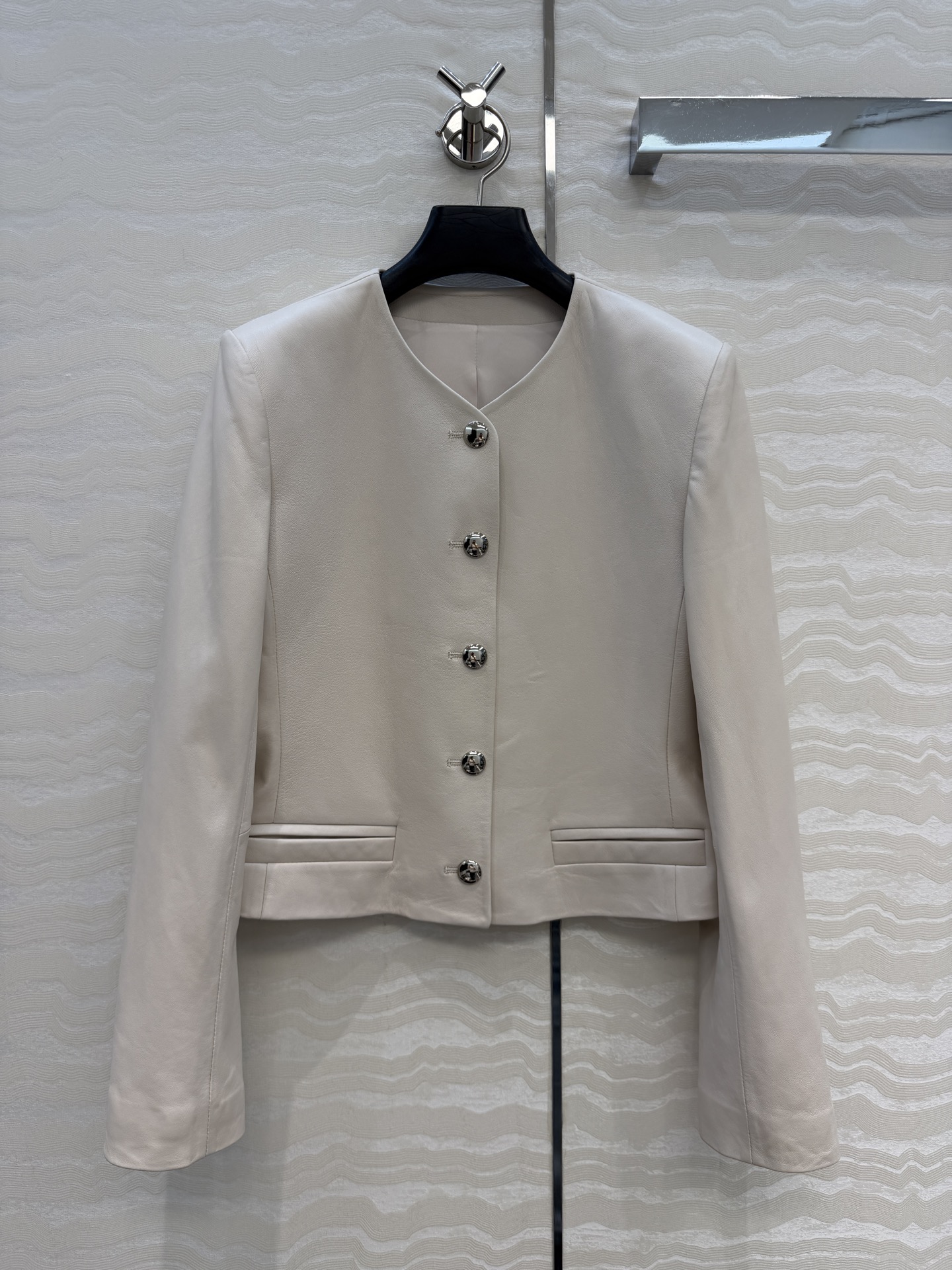 NO:900960,High-end original quality KH high-intellectual wear!  Leather jacket with small waist and metal buckle!  Top-grade sheepskin imported from New Zealand, classic short V-neck waist design, high-end, fashionable and handsome!  The upper body looks slim!  The three-dimensional tailoring is versatile and easy to choose. Customized five-metal accessories!  Perfect workmanship quality depends on the details. Three colors of 3 sizes. Size 38 has a shoulder width of 40, a bust of 88, and a length of 51. Women's clothing, jackets & coats, leather jacket, sheepskin,19860909高端原单品质KH高智感穿搭！小蛮腰金属扣夹克皮衣！新西兰进口顶级绵羊皮,经典短款V领收腰设计高级时髦又帅气！上身巨显瘦！立体裁版型百搭不挑人.定制五金属配件！完美做工品质看细节.三色3码.38码肩宽40,胸围88,衣长51.,女装,jackets & coats,leather jacket,sheepskin,,Women's clothing