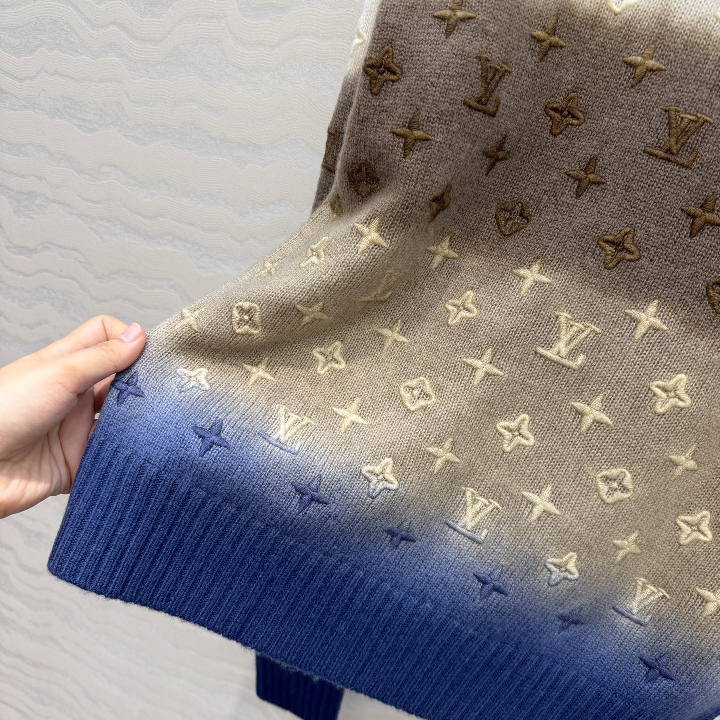 高端原单品质！❤️Monogram重工立体定位刺绣羊绒毛衣！渐变扎染工艺色调贯穿时髦高级感！进口100%