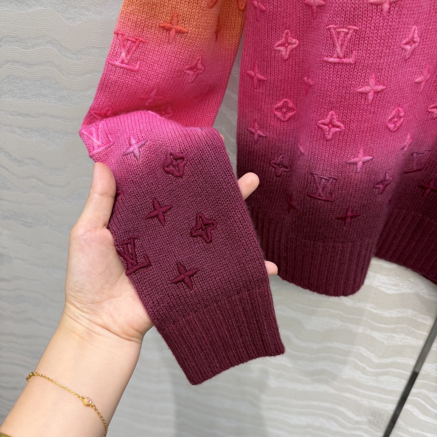 高端原单品质！❤️Monogram重工立体定位刺绣羊绒毛衣！渐变扎染工艺色调贯穿时髦高级感！进口羊绒纱线