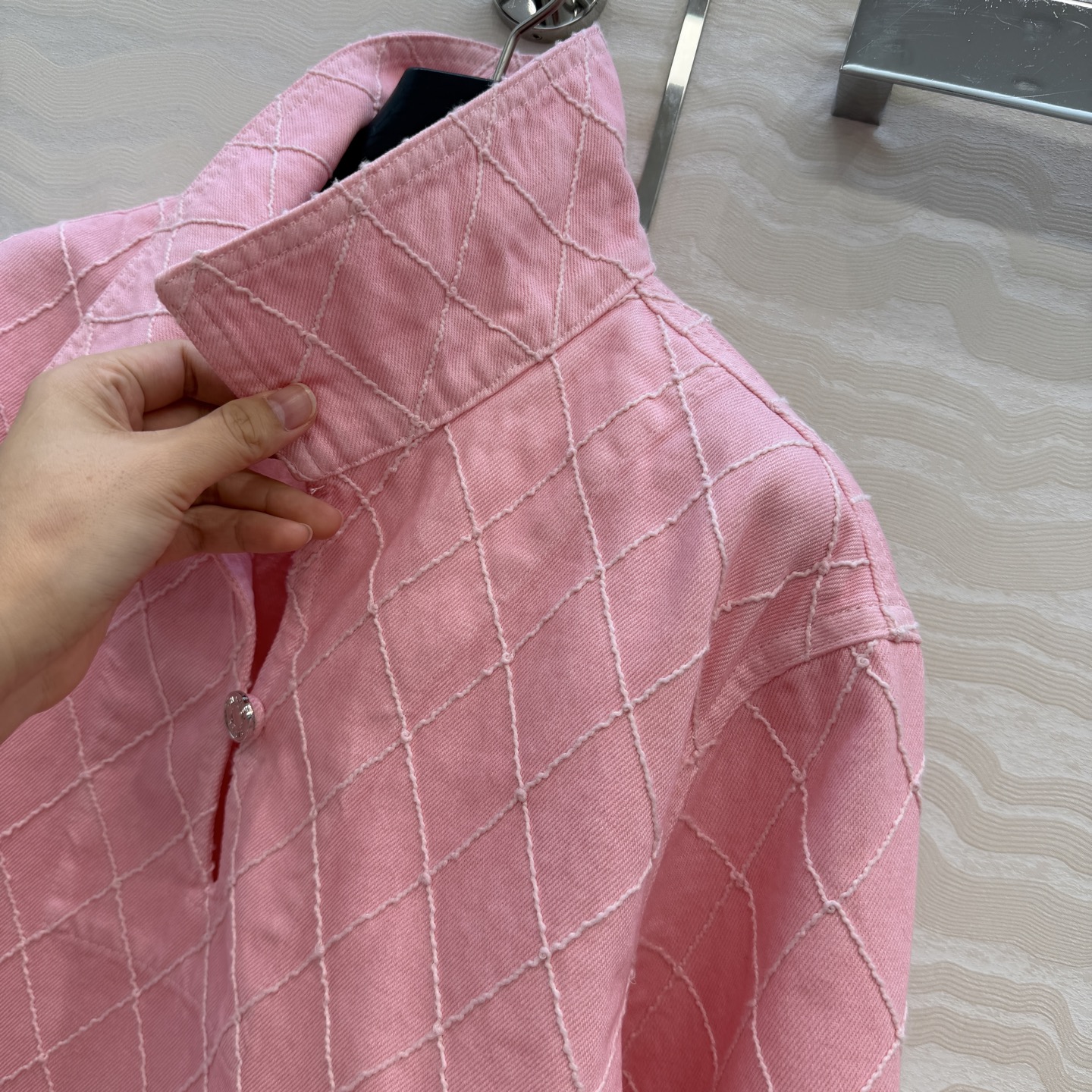 原单品质❤️Coco女孩beach沙滩🏖️系列度假新品！重工刺绣菱格线绣牛仔上衣！减龄少女风木槿粉。经典宽松版型上身巨显
