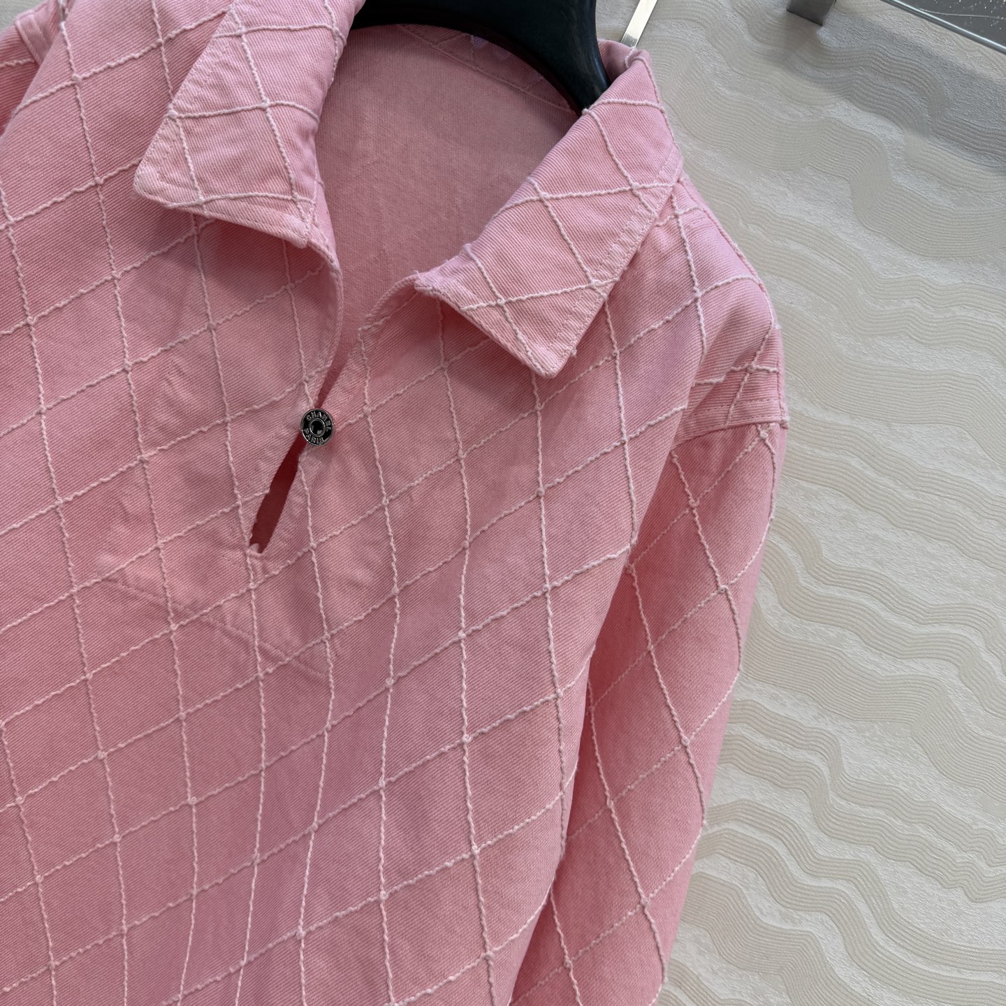 原单品质❤️Coco女孩beach沙滩🏖️系列度假新品！重工刺绣菱格线绣牛仔上衣！减龄少女风木槿粉。经典宽松版型上身巨显