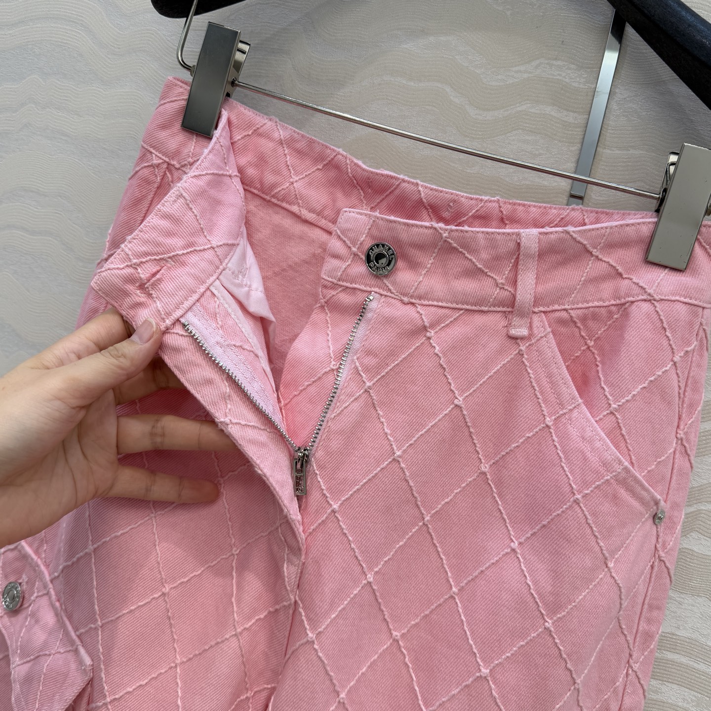 原单品质❤️Coco女孩beach沙滩🏖️系列度假新品！重工刺绣菱格线绣牛仔直筒裤！减龄少女风木槿粉。工装口袋卷裤脚设计