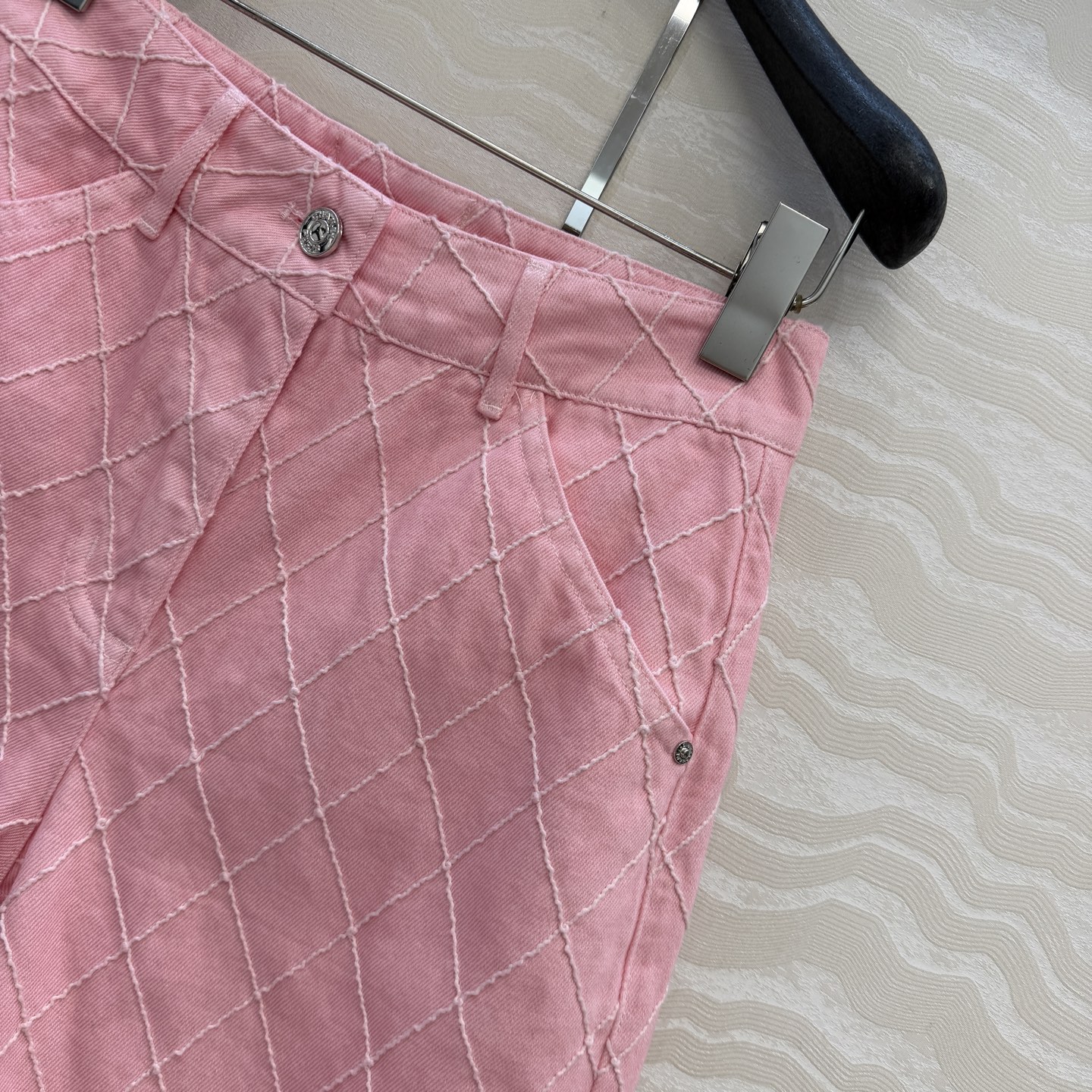 原单品质❤️Coco女孩beach沙滩🏖️系列度假新品！重工刺绣菱格线绣牛仔中裤！减龄少女风木槿粉。工装口袋卷裤脚设计经