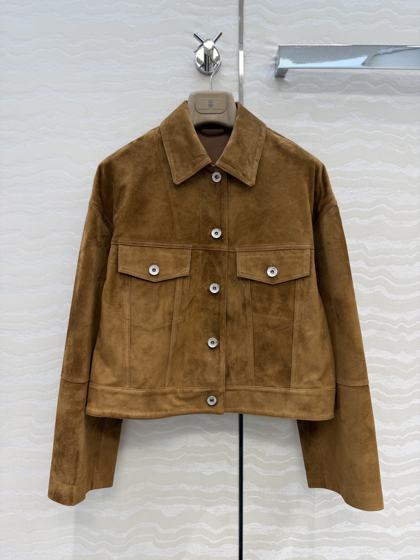 NO:946371,Quality control is a must!  BC high luxury style wear suede lapel jacket!  Customized suede lambskin imported from Kenya has a super soft and delicate feel and high-end tone. Look for the quality of our high-definition transfer technology!  The copper chain is decorated with Italian luxury minimalist style. The design of the off-shoulder jacket is casual and elegant!  The sassy, ​​gentle and classic version does not flatter your upper body and makes you look slimmer!  Sweet or salty, fashionable and high-end. The imported leather is delicate and wide. Come to those who know the stuff!  Perfect quality depends on the details. Three-color S.M.L. code. Size 38: shoulder width 53, bust 110, length 51., women's clothing, jackets & coats, jackets & coats, sheepskin, chamois leather,19860909品质控必入！BC高奢风穿搭麂皮绒翻领夹克外套！定制肯尼亚进口麂皮绒小羊皮超柔软细腻的手感,高级的调调.认准我家高定移膜工艺品质！铜链装饰意式奢华极简风.落肩夹克设计随性优雅！飒爽温柔经典版型不挑人上身超显瘦！可甜可盐时髦又高级.进口皮质细腻挺阔.懂货的来！完美品质看细节.三色S.M.L.码.38码: 肩宽53,胸围110,衣长51.,女装,jackets & coats,jackets & coats,sheepskin,chamois leather,,Women's clothing