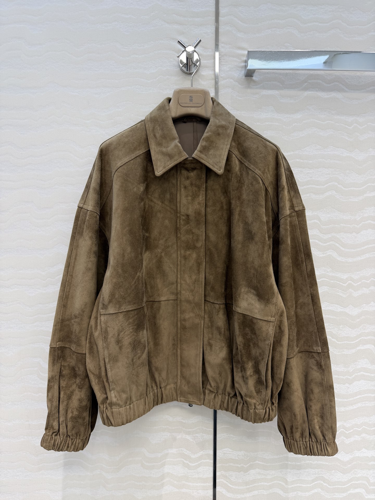 NO:946362,Quality control is a must!  BC high luxury style wear suede lapel overzise jacket!  Customized suede lambskin imported from Kenya has a super soft and delicate feel and high-end tone. Look for the quality of our high-definition transfer technology!  The copper chain is decorated with Italian luxury minimalist style. The design of the off-shoulder jacket is casual and elegant!  The sassy, ​​gentle and classic version does not flatter your upper body and makes you look slimmer!  Sweet or salty, fashionable and high-end. The imported leather is delicate and wide. Come to those who know the stuff!  Perfect quality depends on the details. One color S.M.L. size. Size 38: shoulder width 65, bust 134, length 63. Four, women's clothing, jackets & coats, jackets & coats, sheepskin, chamois leather,19860909品质控必入！BC高奢风穿搭麂皮绒翻领overzise夹克外套！定制肯尼亚进口麂皮绒小羊皮超柔软细腻的手感,高级的调调.认准我家高定移膜工艺品质！铜链装饰意式奢华极简风.落肩夹克设计随性优雅！飒爽温柔经典版型不挑人上身超显瘦！可甜可盐时髦又高级.进口皮质细腻挺阔.懂货的来！完美品质看细节.一色S.M.L.码.38码: 肩宽65,胸围134,衣长63.四,女装,jackets & coats,jackets & coats,sheepskin,chamois leather,,Women's clothing