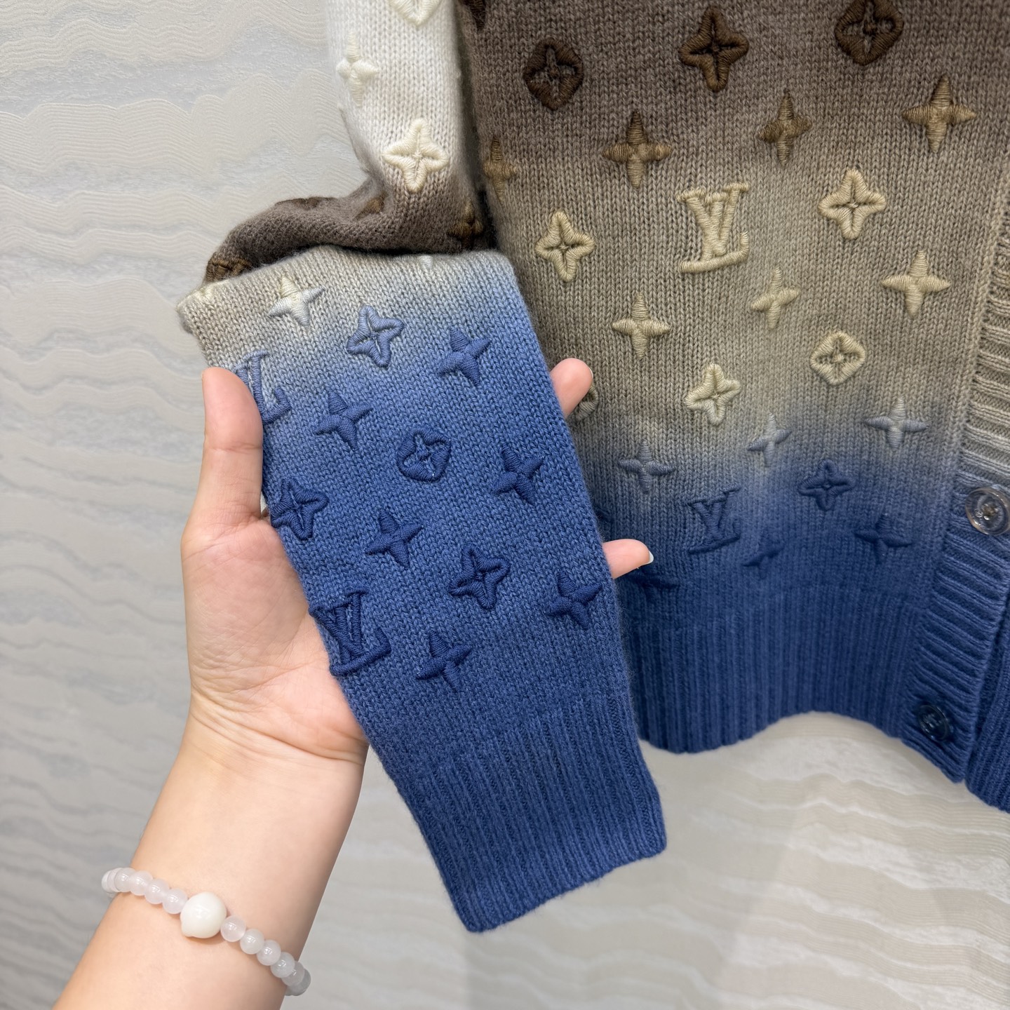 高端原单品质！❤️Monogram重工立体定位刺绣羊绒开衫！渐变扎染工艺色调贯穿时髦高级感！进口100%