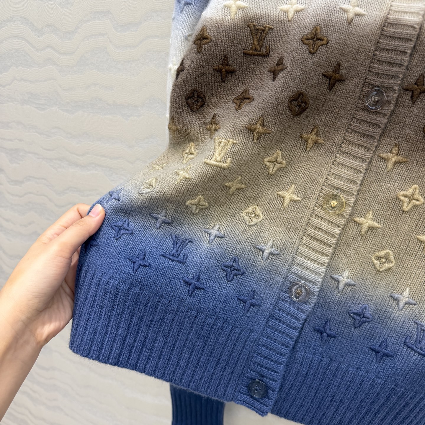 高端原单品质！❤️Monogram重工立体定位刺绣羊绒开衫！渐变扎染工艺色调贯穿时髦高级感！进口100%