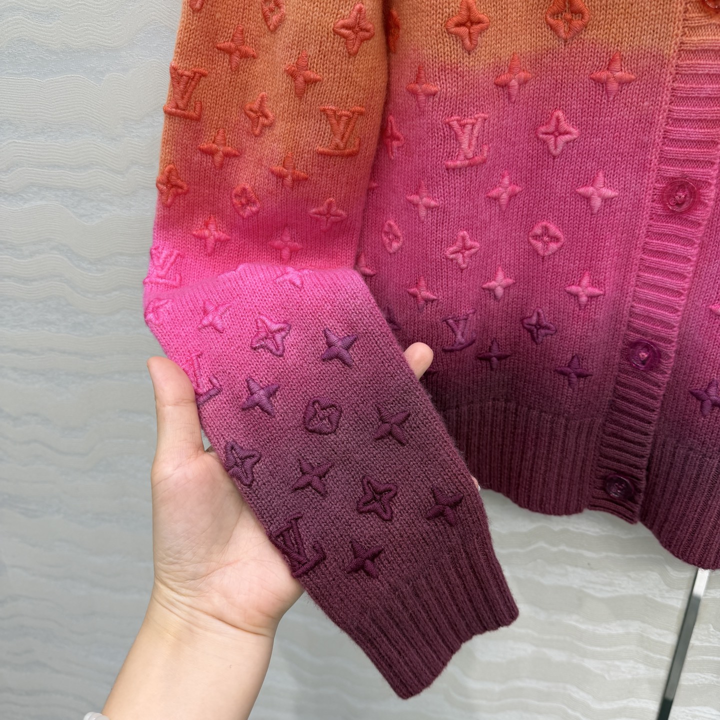 高端原单品质！❤️Monogram重工立体定位刺绣羊绒开衫！渐变扎染工艺色调贯穿时髦高级感！进口100%