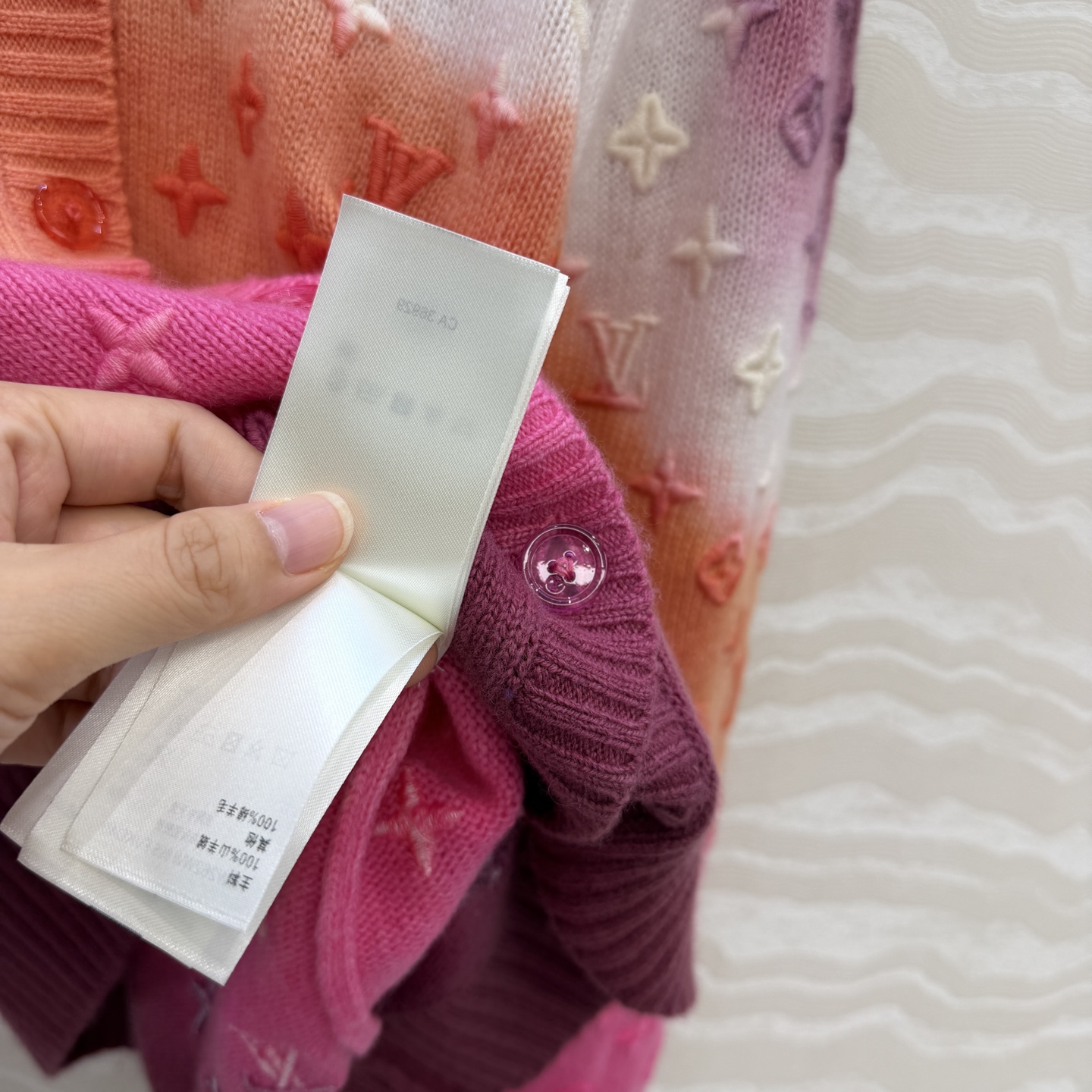 高端原单品质！❤️Monogram重工立体定位刺绣羊绒开衫！渐变扎染工艺色调贯穿时髦高级感！进口100%