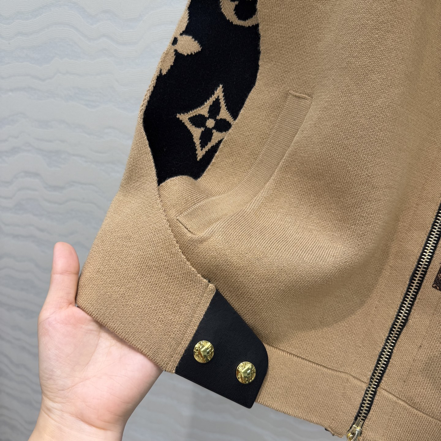 高端原单品质❤️爆单推荐❤️ 秋冬新品！连帽设计斗篷马甲外套MONOGRAM嵌织双色图案。定制五金配件，