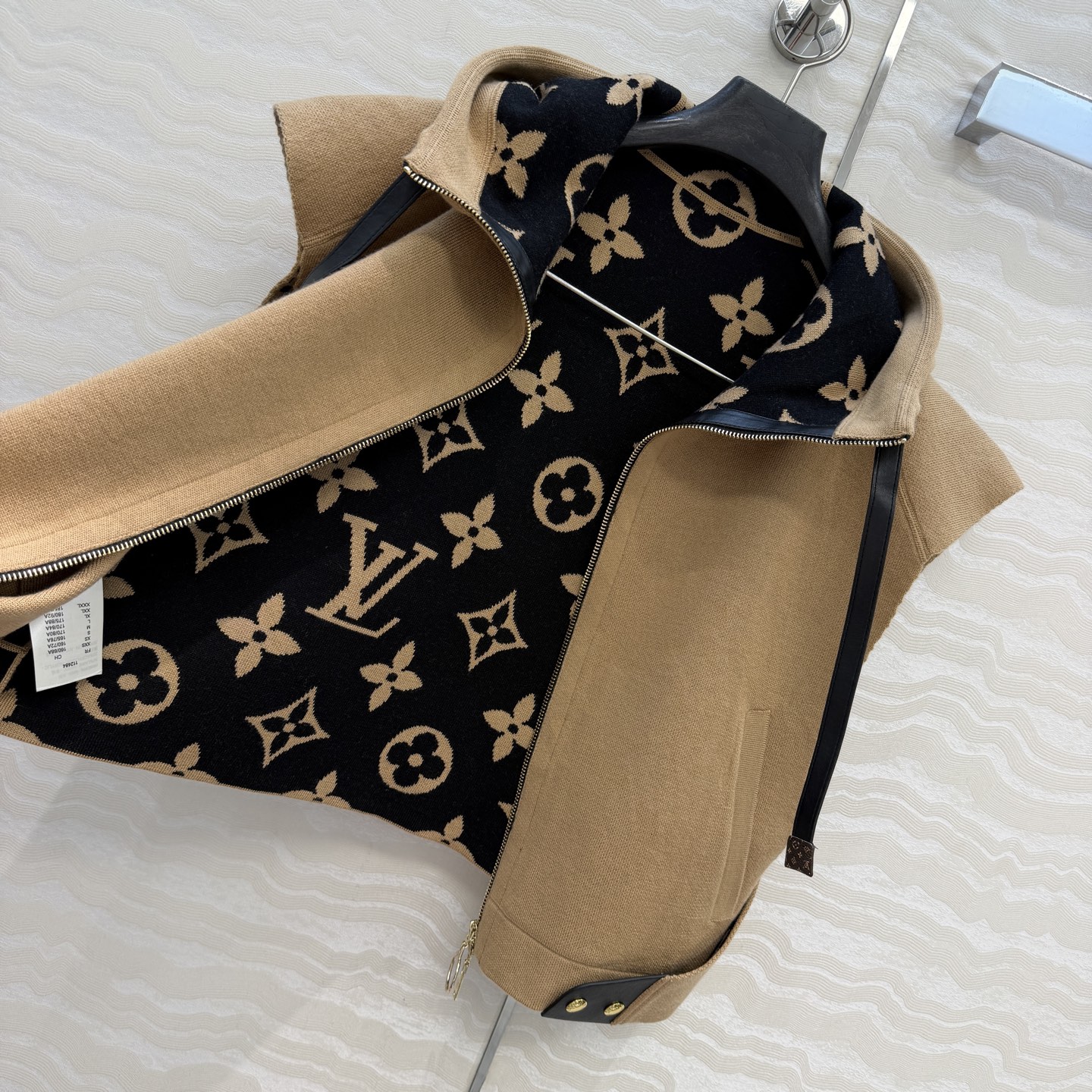 高端原单品质❤️爆单推荐❤️ 秋冬新品！连帽设计斗篷马甲外套MONOGRAM嵌织双色图案。定制五金配件，