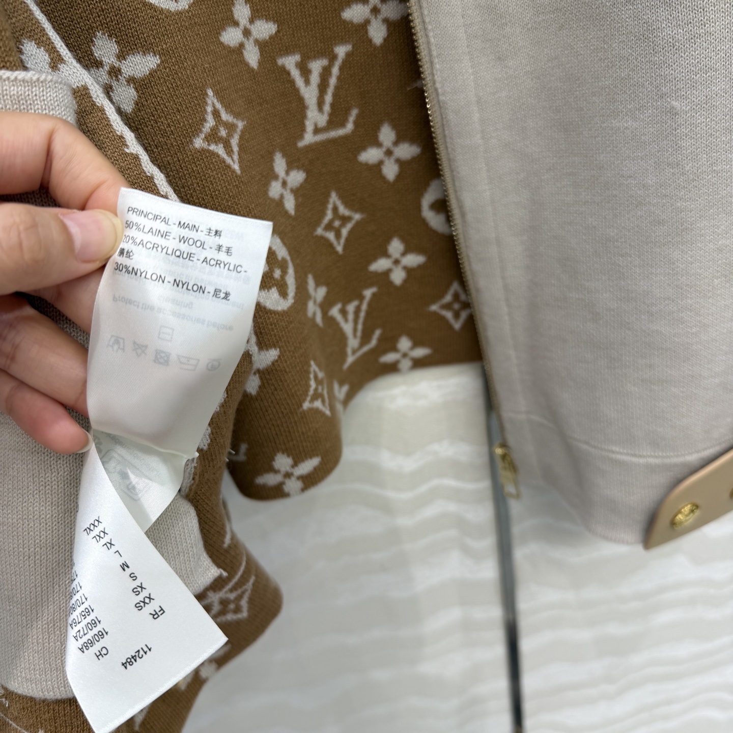 高端原单品质❤️爆单推荐❤️ 秋冬新品！连帽设计斗篷马甲外套MONOGRAM嵌织双色图案。定制五金配件，