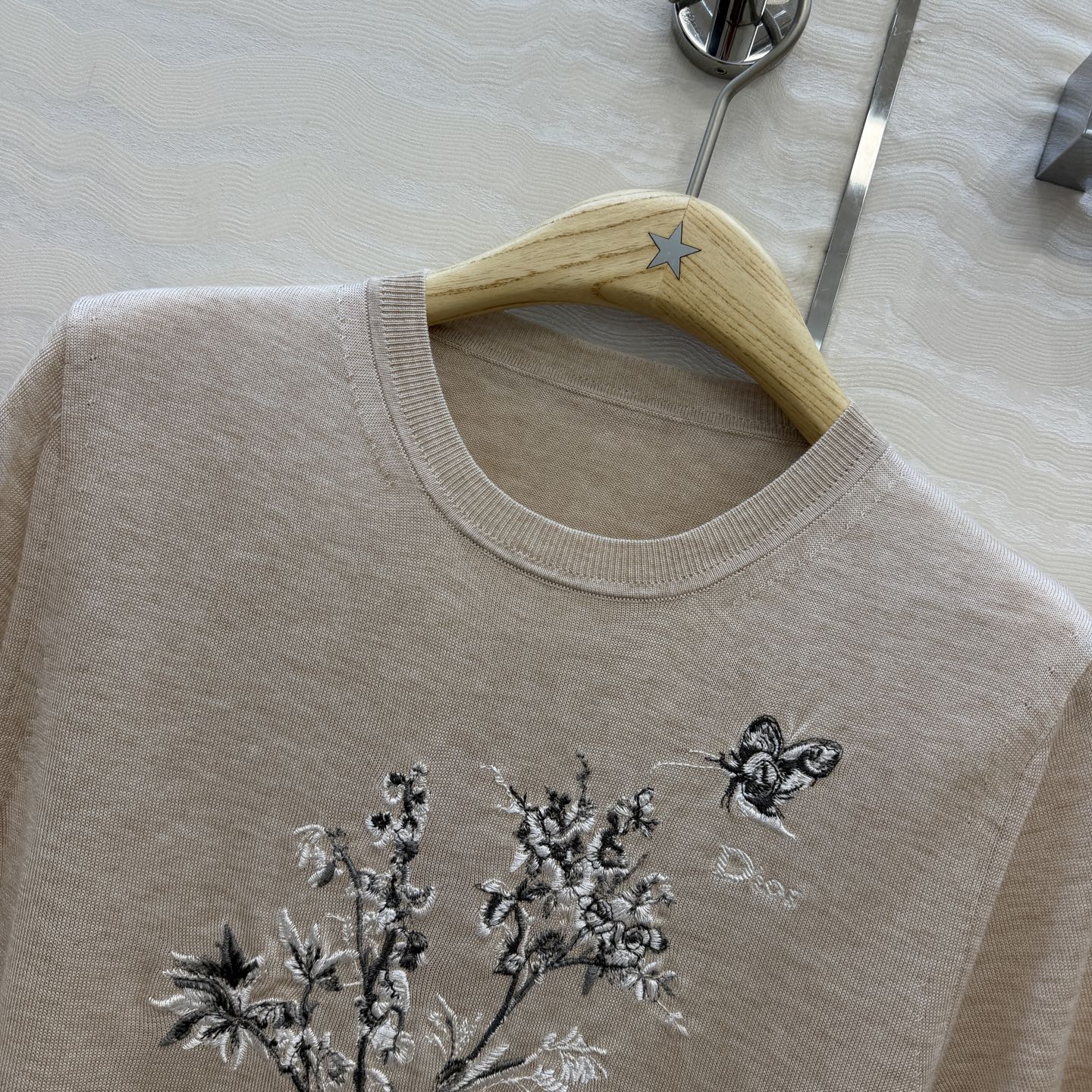 高端原单品质💋Miss D新品花园世界系列刺绣针织短袖毛衣。80支进口蚕丝羊毛❤️定位立体花㚏刺绣细节满