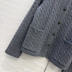 高端原单品质!lP🆕高智感穿搭❤️26早秋新品外套,立体绞花编织设计。国风立领慵懒自在的氛氛围!叠搭极简 高端原单品质!lP🆕高智感穿搭❤️26早秋新品外套,立体绞花编织设计。国风立领慵懒自在的氛氛围!叠搭极简