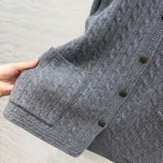高端原单品质!lP🆕高智感穿搭❤️26早秋新品外套,立体绞花编织设计。国风立领慵懒自在的氛氛围!叠搭极简 高端原单品质!lP🆕高智感穿搭❤️26早秋新品外套,立体绞花编织设计。国风立领慵懒自在的氛氛围!叠搭极简
