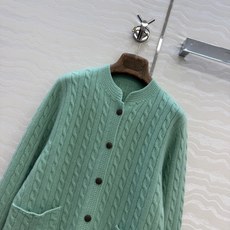高端原单品质!lP🆕高智感穿搭❤️26早秋新品外套,立体绞花编织设计。国风立领慵懒自在的氛氛围!叠搭极简 高端原单品质!lP🆕高智感穿搭❤️26早秋新品外套,立体绞花编织设计。国风立领慵懒自在的氛氛围!叠搭极简