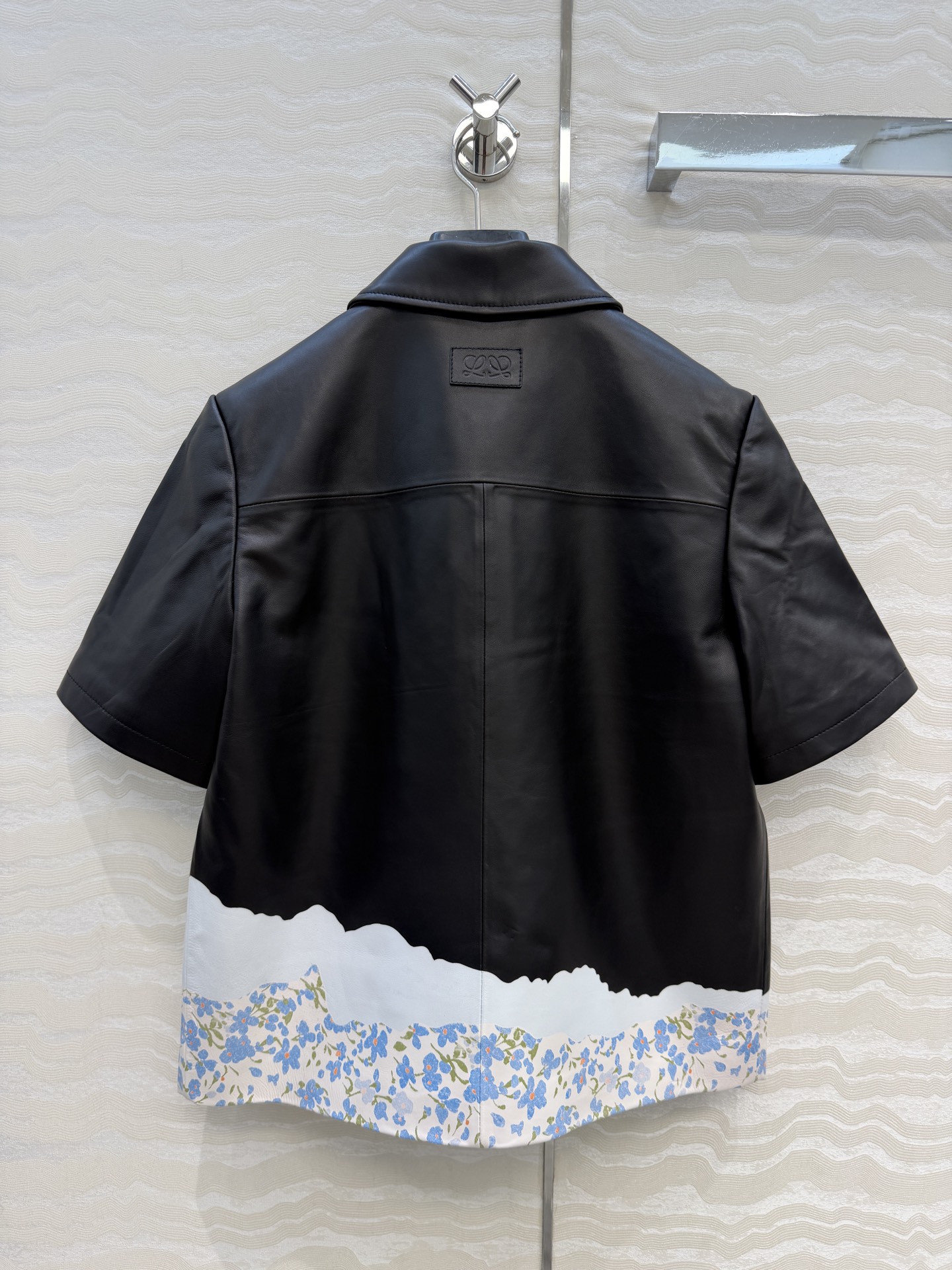 高端原单品质！❤️Lw复古摩登时髦短袖皮衣小外套！重工艺定位涂鸦花㚏印花下摆设计！立体剪裁看似简单版型超
