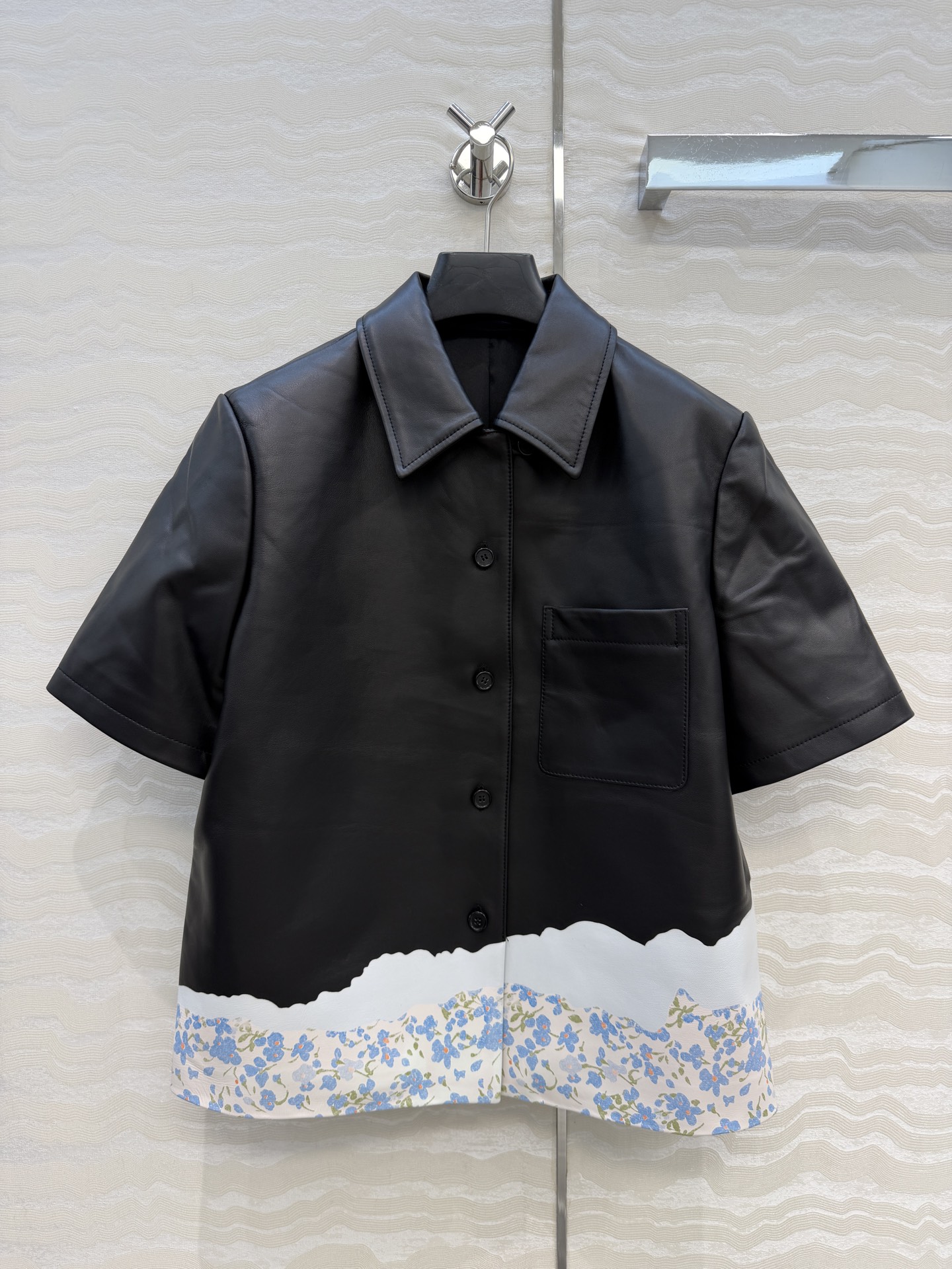高端原单品质！❤️Lw复古摩登时髦短袖皮衣小外套！重工艺定位涂鸦花㚏印花下摆设计！立体剪裁看似简单版型超