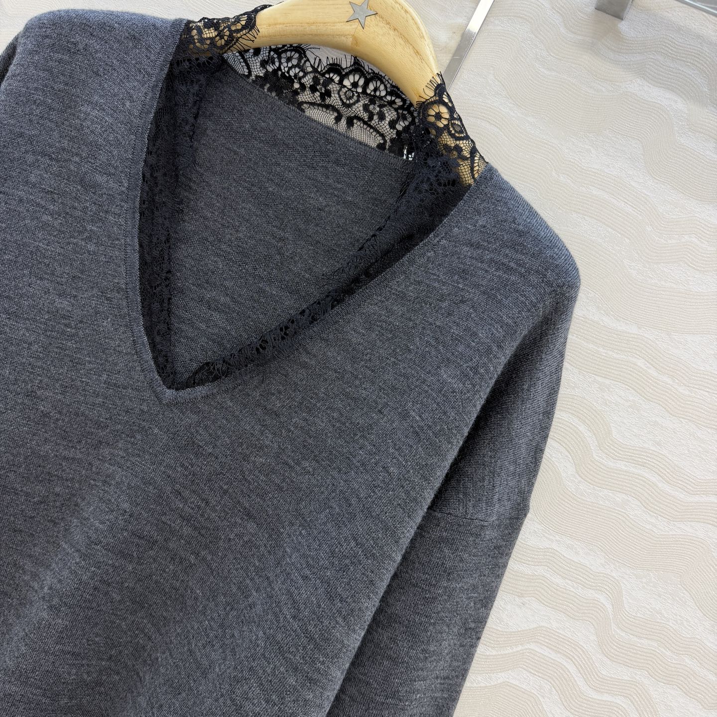 高端原单品质，MissD🧶智秀同款❤️蕾丝拼接V领羊绒上衣！80支羊毛立体双织工艺原版定制进口纱线！蕾丝领装饰法式优雅气