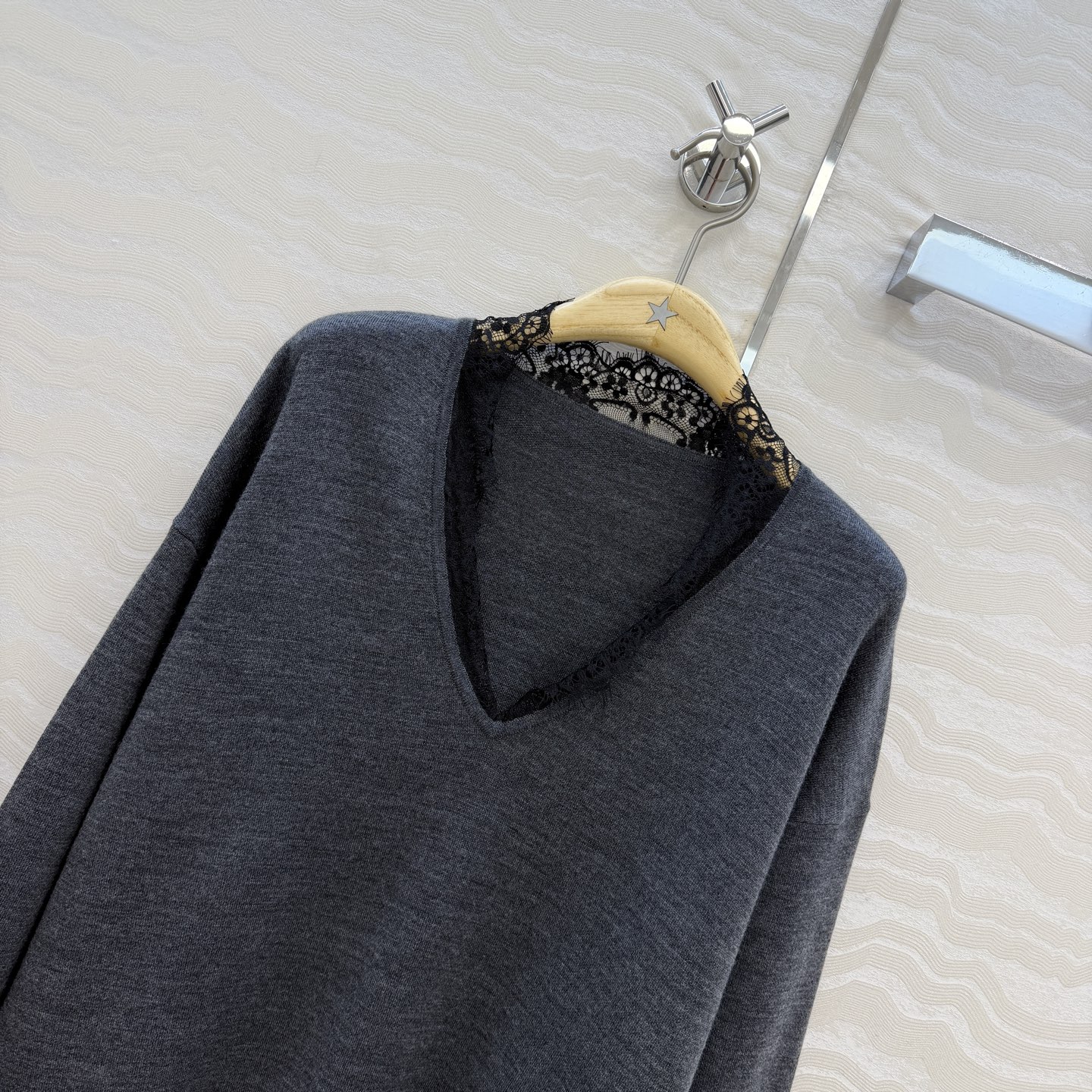 高端原单品质，MissD🧶智秀同款❤️蕾丝拼接V领羊绒上衣！80支羊毛立体双织工艺原版定制进口纱线！蕾丝领装饰法式优雅气