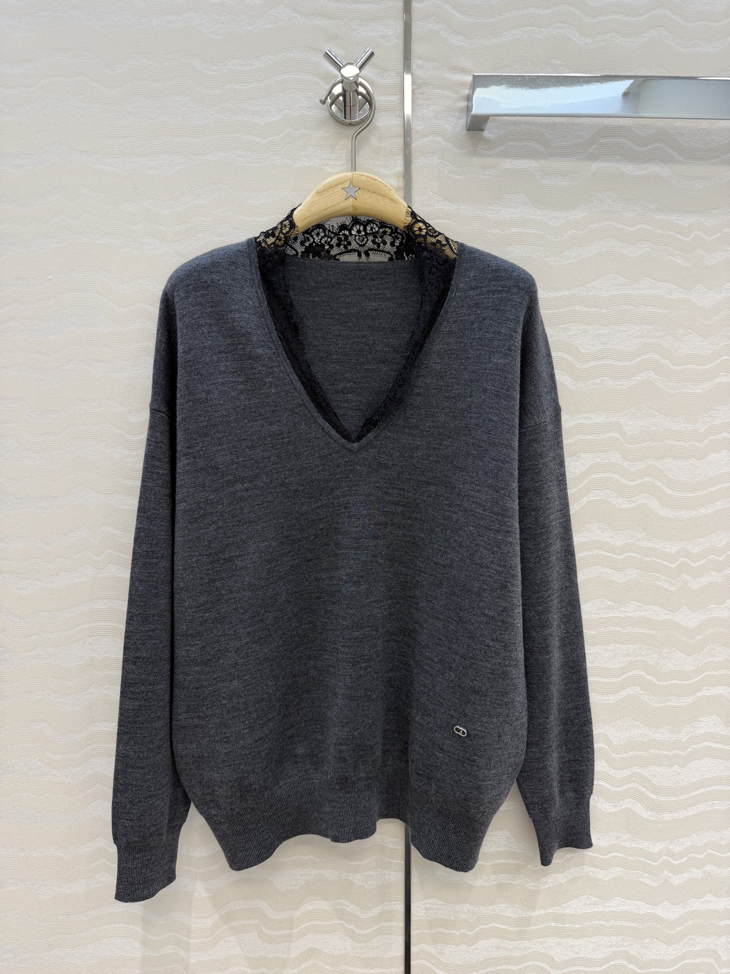 高端原单品质，MissD🧶智秀同款❤️蕾丝拼接V领羊绒上衣！80支羊毛立体双织工艺原版定制进口纱线！蕾丝领装饰法式优雅气