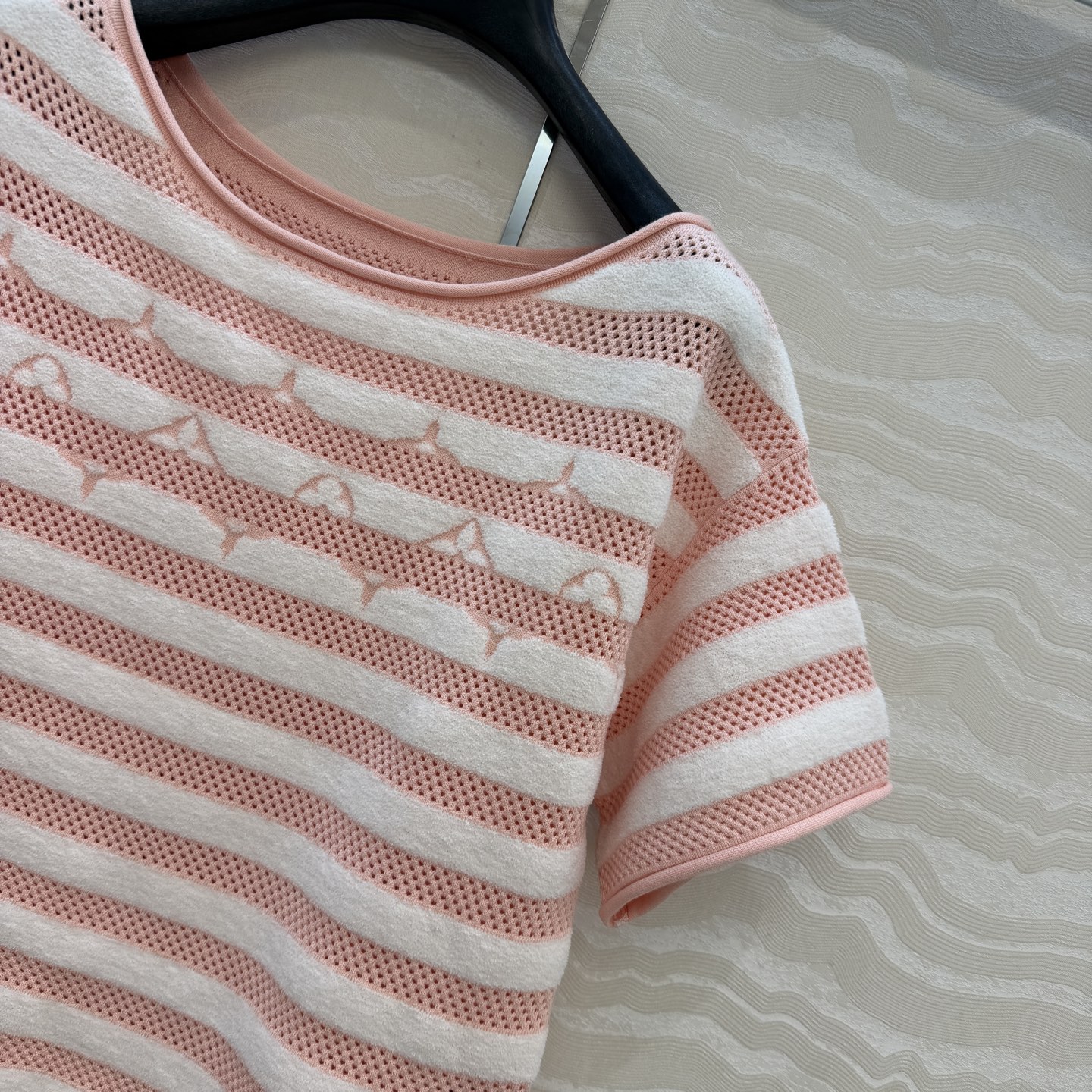 高端原单品质💕神仙颜值Resort度假系列限定新品！MONOGRAM提花羊毛一字领设计短袖上衣！一字肩经典版型不挑人上身