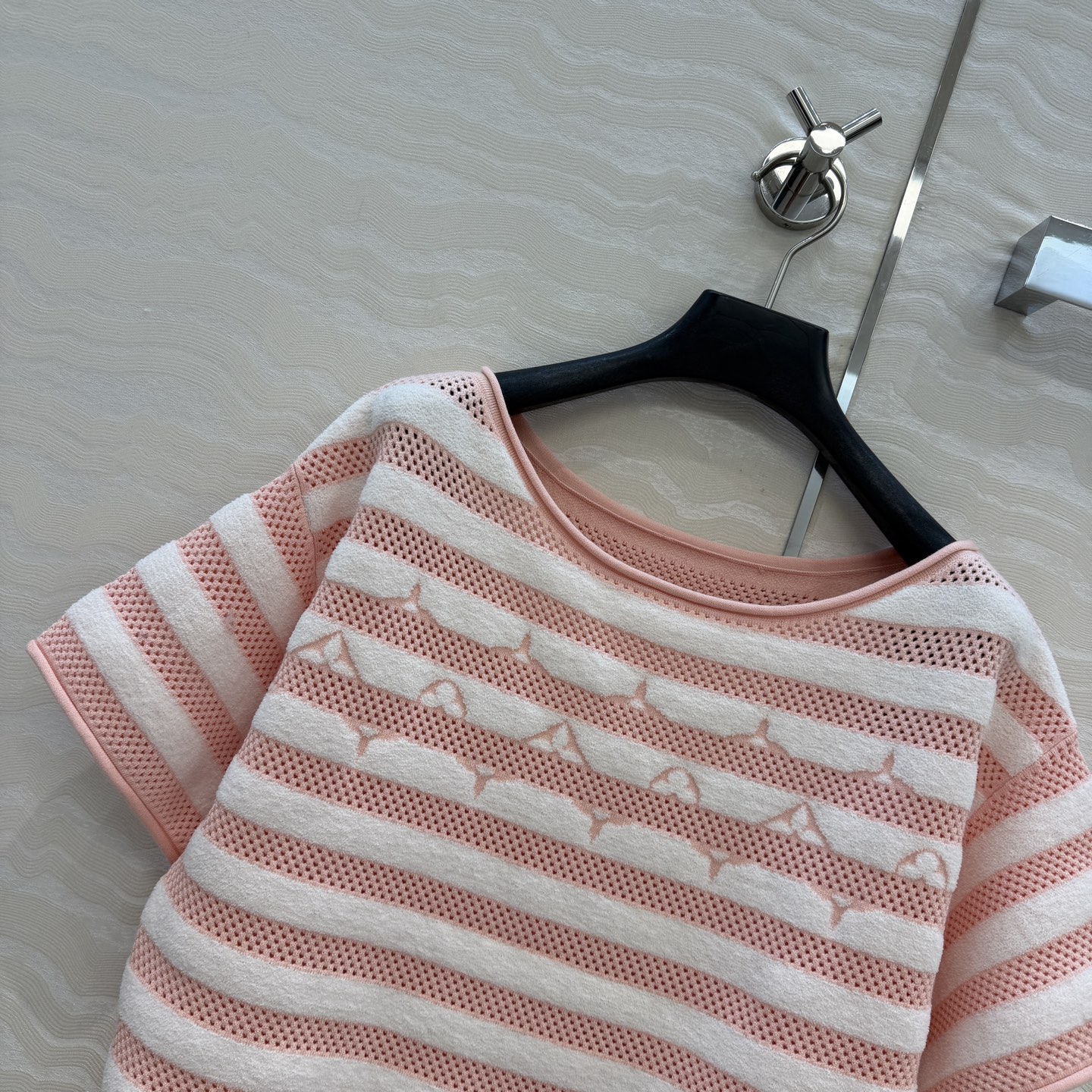 高端原单品质💕神仙颜值Resort度假系列限定新品！MONOGRAM提花羊毛一字领设计短袖上衣！一字肩经典版型不挑人上身