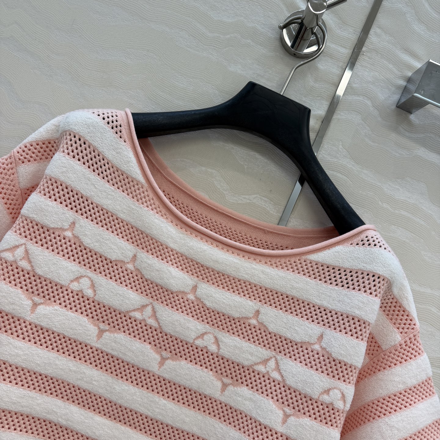 高端原单品质💕神仙颜值Resort度假系列限定新品！MONOGRAM提花羊毛一字领设计短袖上衣！一字肩经典版型不挑人上身