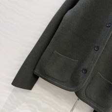 高端原单品质!LP高智感穿搭❤️26秋冬新品外套,高级双织翻针工艺。国风立领慵懒自在的氛氛围!复古牛角扣!叠搭极简老钱风 高端原单品质!LP高智感穿搭❤️26秋冬新品外套,高级双织翻针工艺。国风立领慵懒自在的氛氛围!复古牛角扣!叠搭极简老钱风
