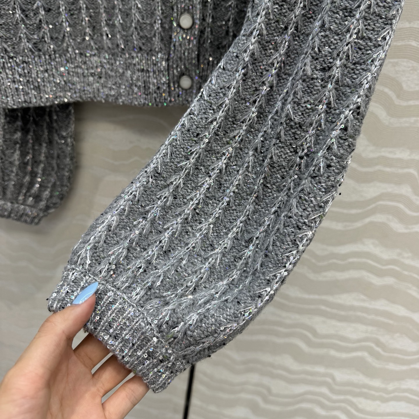 高端原单品质🖤MissD*秋冬限定新品！高级灰重工幻彩珠片羊绒开衫外套！进口羊绒纱线质感超赞！⚠️立体麦穗花工艺超美白富