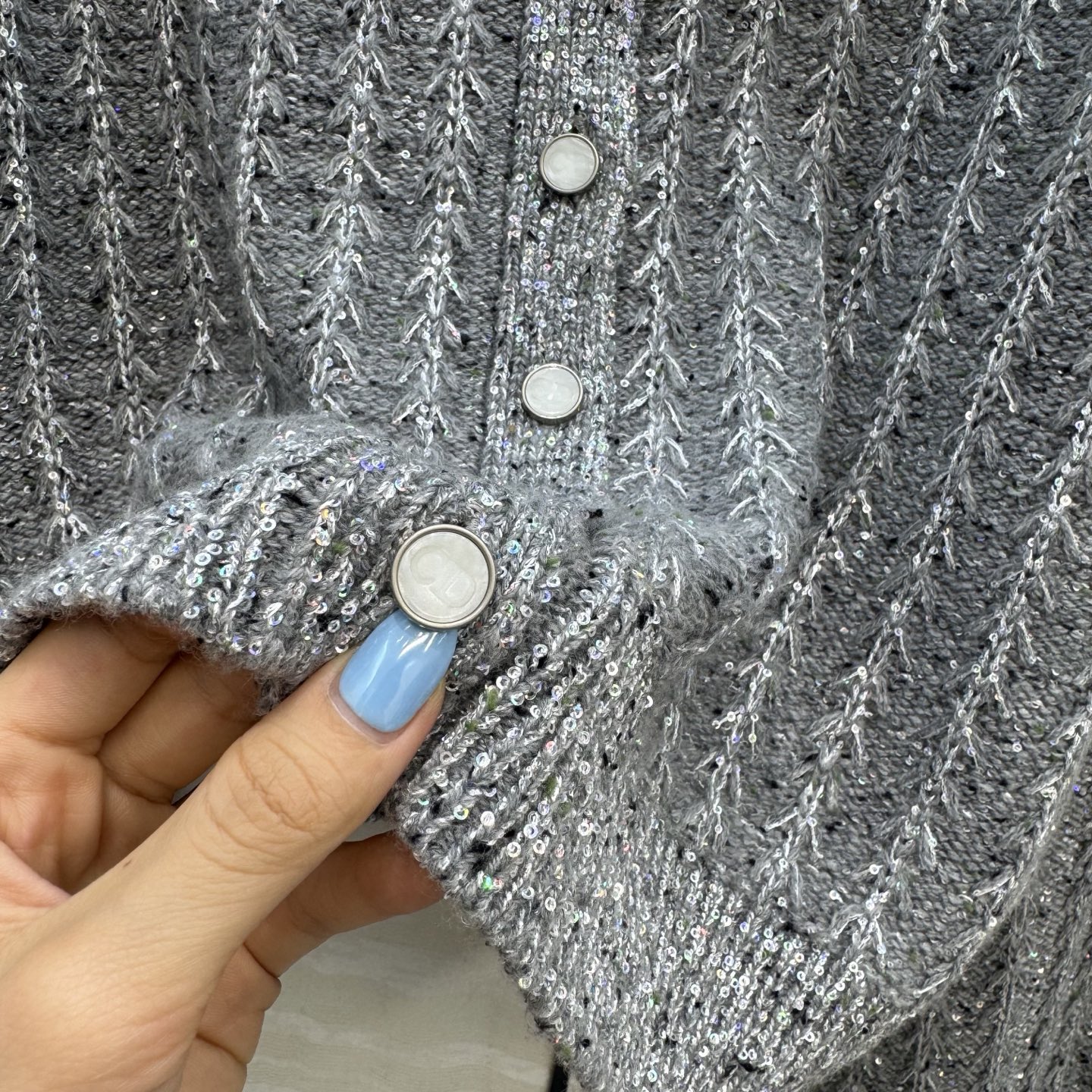 高端原单品质🖤MissD*秋冬限定新品！高级灰重工幻彩珠片羊绒开衫外套！进口羊绒纱线质感超赞！⚠️立体麦穗花工艺超美白富