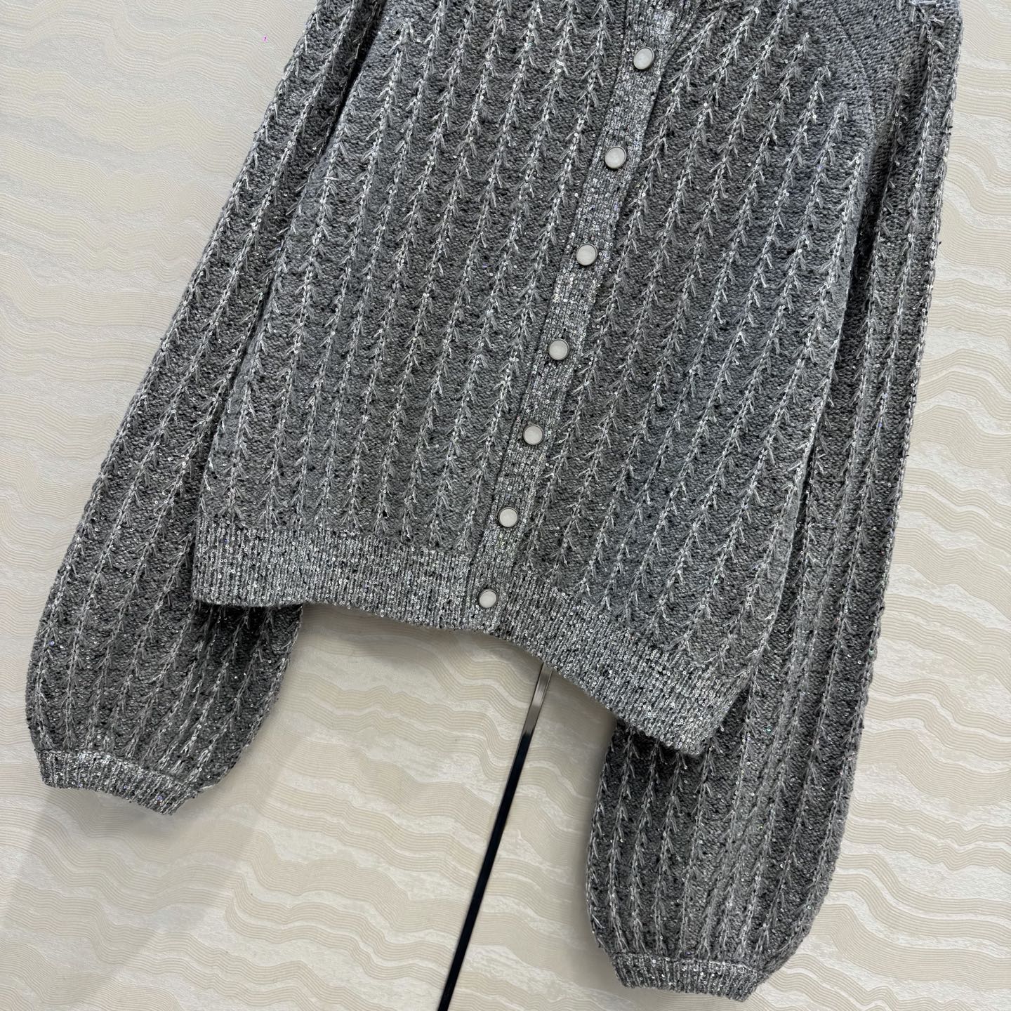 高端原单品质🖤MissD*秋冬限定新品！高级灰重工幻彩珠片羊绒开衫外套！进口羊绒纱线质感超赞！⚠️立体麦穗花工艺超美白富