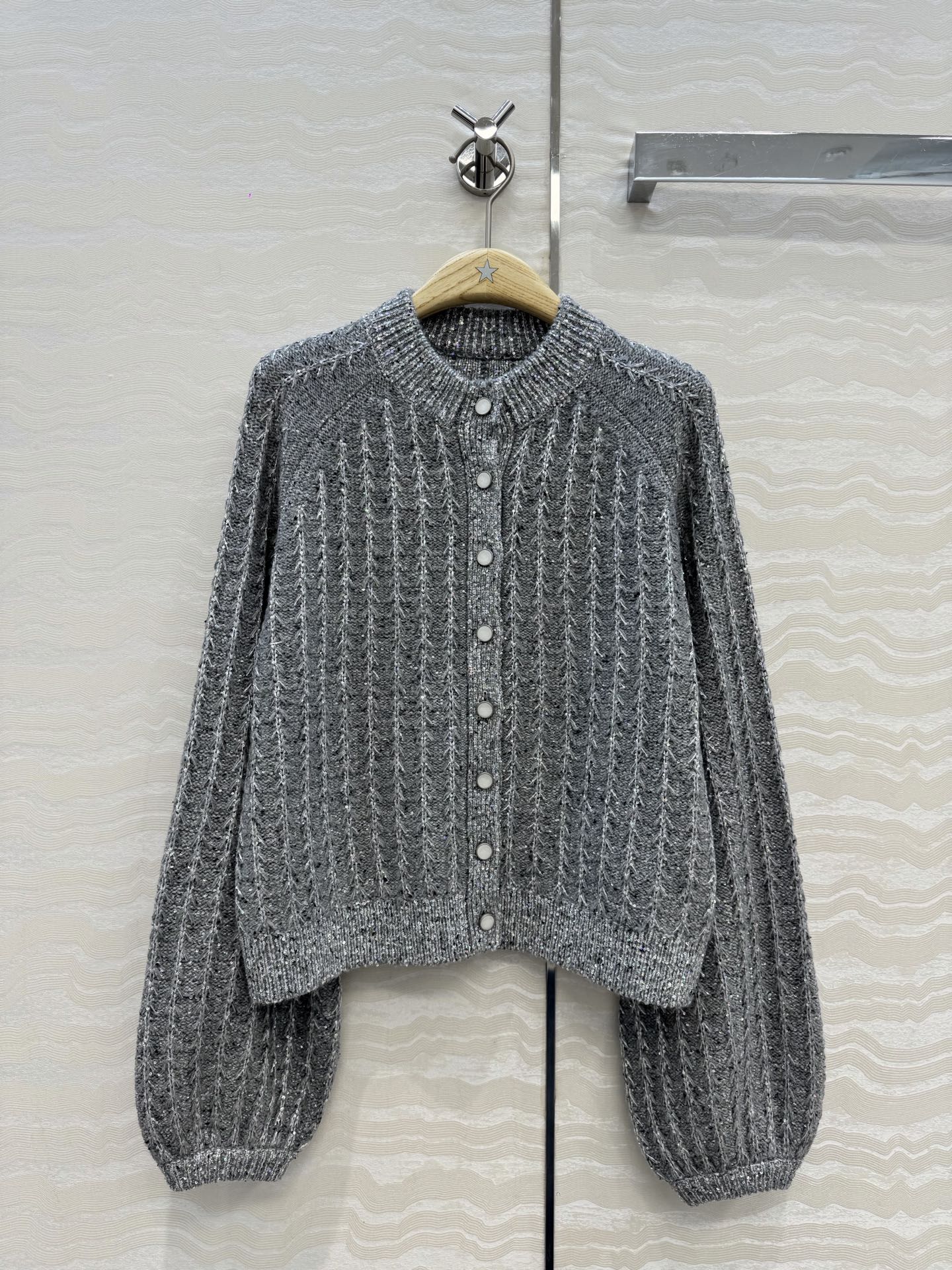 高端原单品质🖤MissD*秋冬限定新品！高级灰重工幻彩珠片羊绒开衫外套！进口羊绒纱线质感超赞！⚠️立体麦穗花工艺超美白富