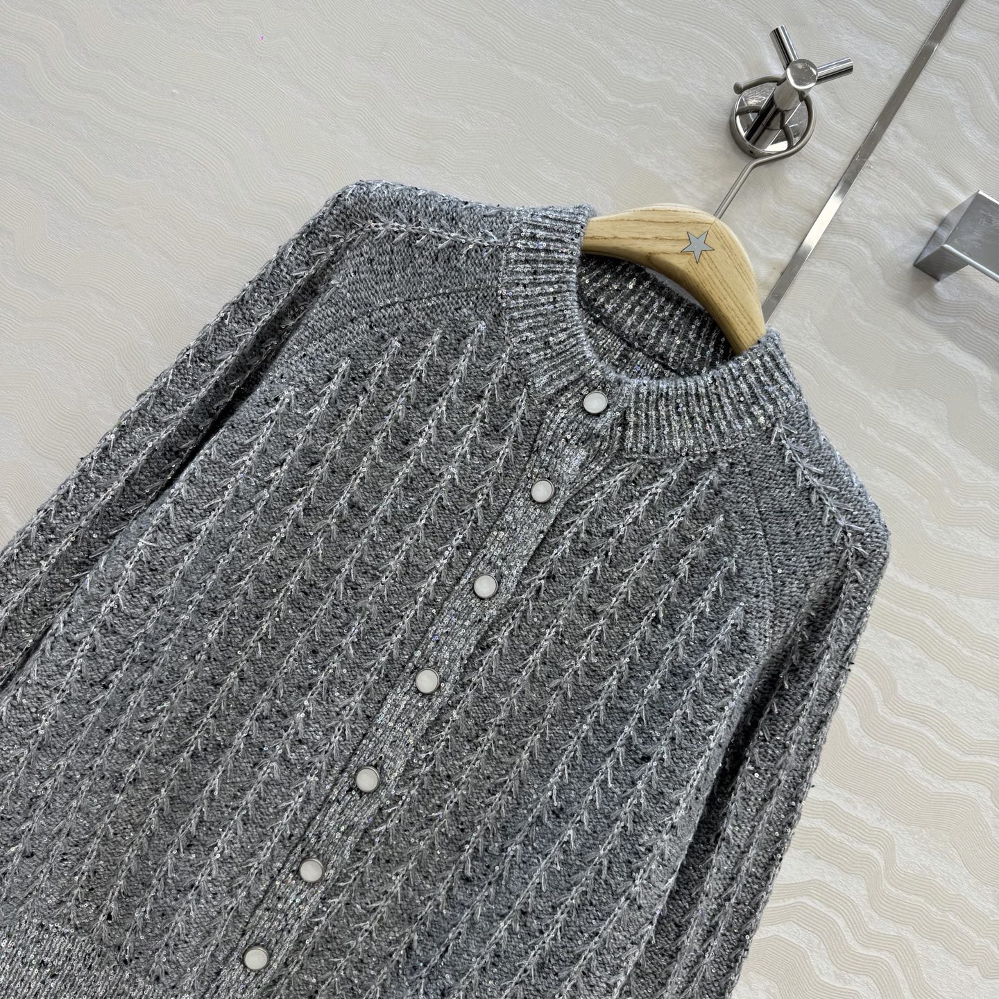 高端原单品质🖤MissD*秋冬限定新品！高级灰重工幻彩珠片羊绒开衫外套！进口羊绒纱线质感超赞！⚠️立体麦穗花工艺超美白富