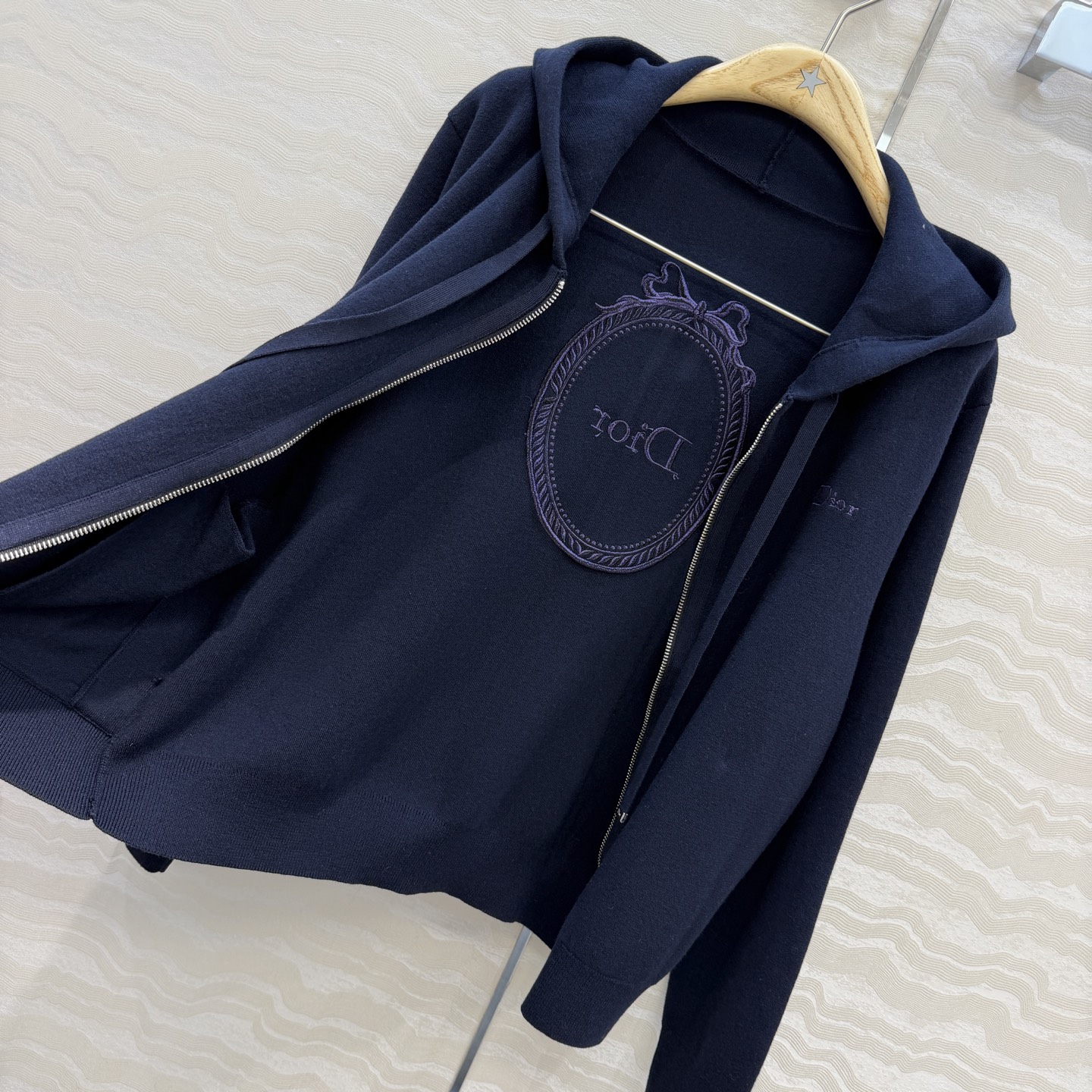 高端原单品质🖤MissD26早秋新品限定系列，海军蓝logo刺绣连帽羊毛外套！进口16针工艺，进口羊毛纱线质量超赞！⚠️