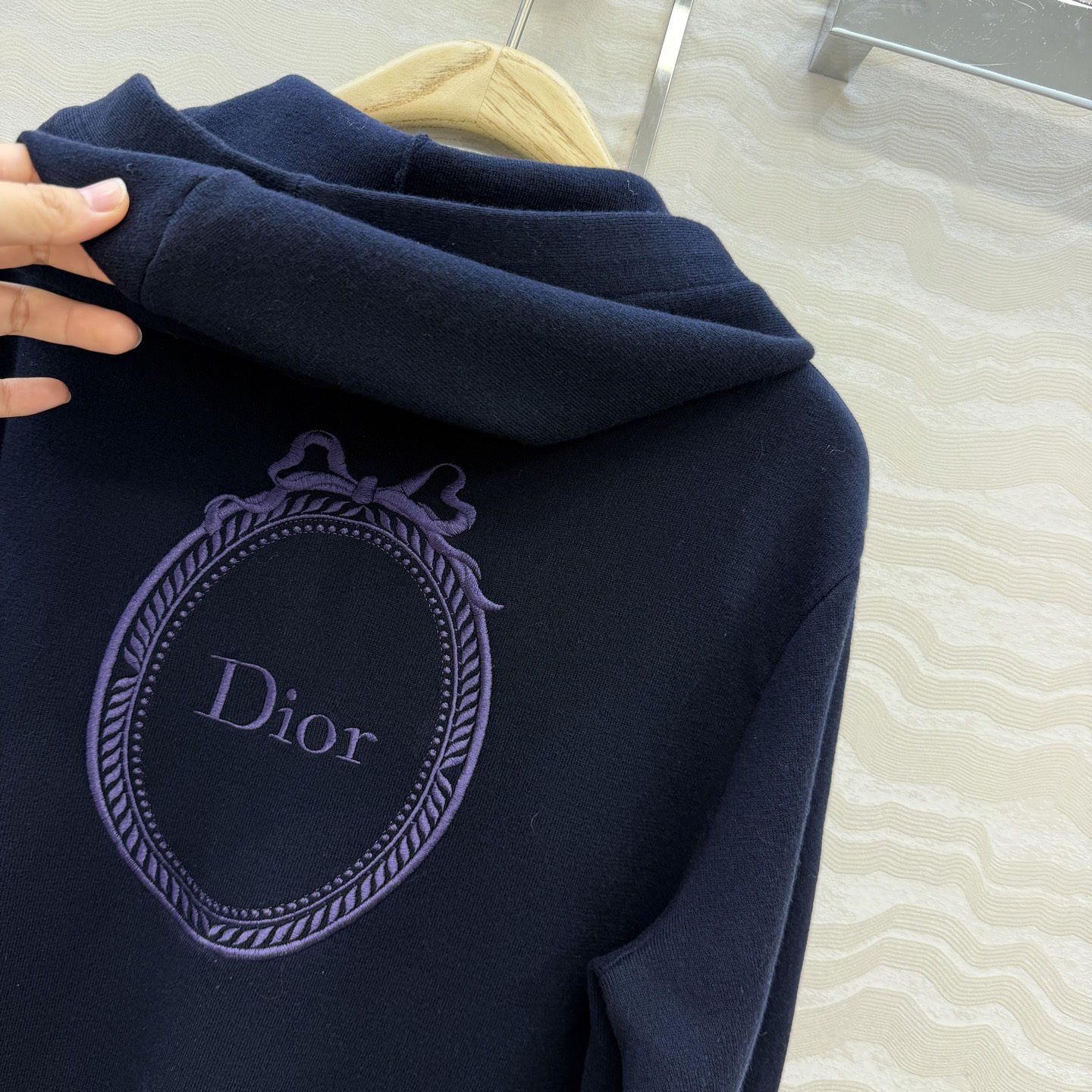 高端原单品质🖤MissD26早秋新品限定系列，海军蓝logo刺绣连帽羊毛外套！进口16针工艺，进口羊毛纱线质量超赞！⚠️