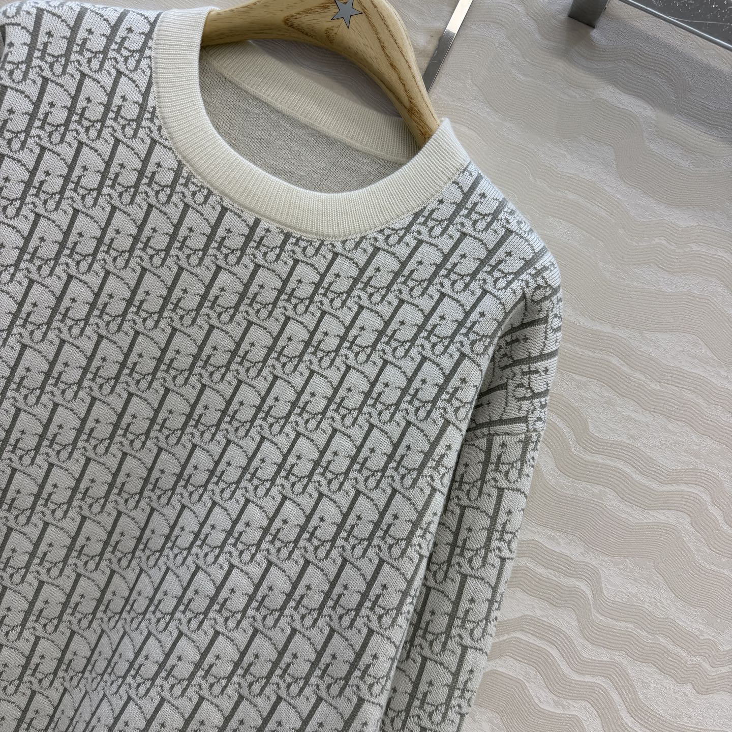 高端原单品质，MissD针织🧶圆领毛衣！立体双织logo工艺原版定制进口纱线！减龄气质经典版型百搭不挑人！高级灰色调法式