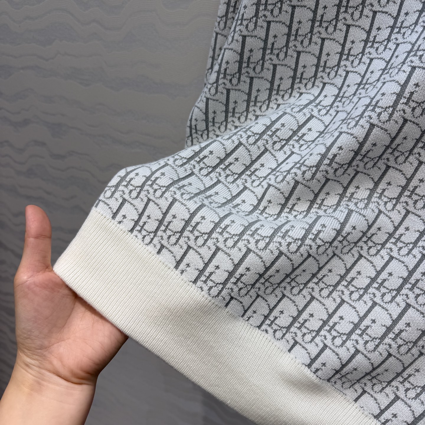 高端原单品质，MissD针织🧶圆领毛衣！立体双织logo工艺原版定制进口纱线！减龄气质经典版型百搭不挑人！高级灰色调法式