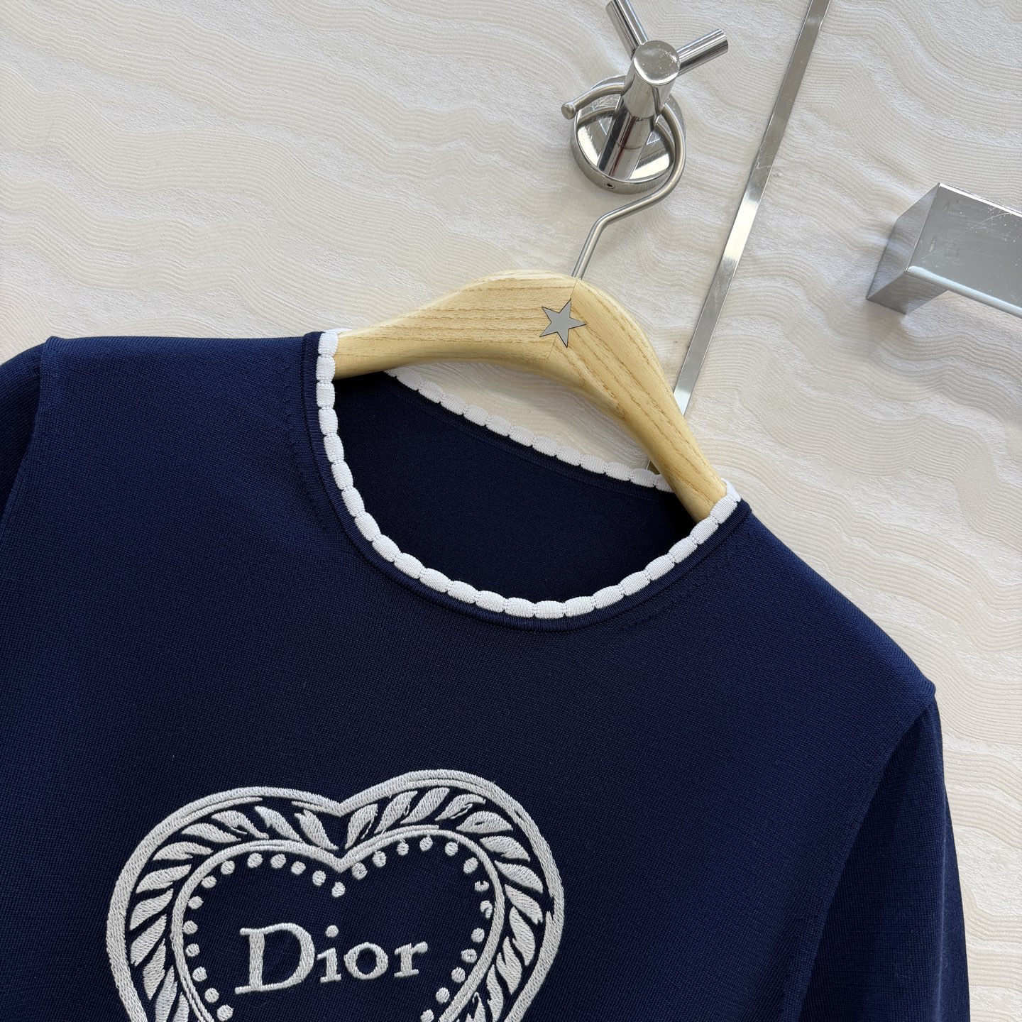原单品质💋Miss D26s早秋新品，花园世界系列爱心刺绣针织短袖上衣。18针进口羊毛纱线质感细腻。海军蓝细节满分✨温柔